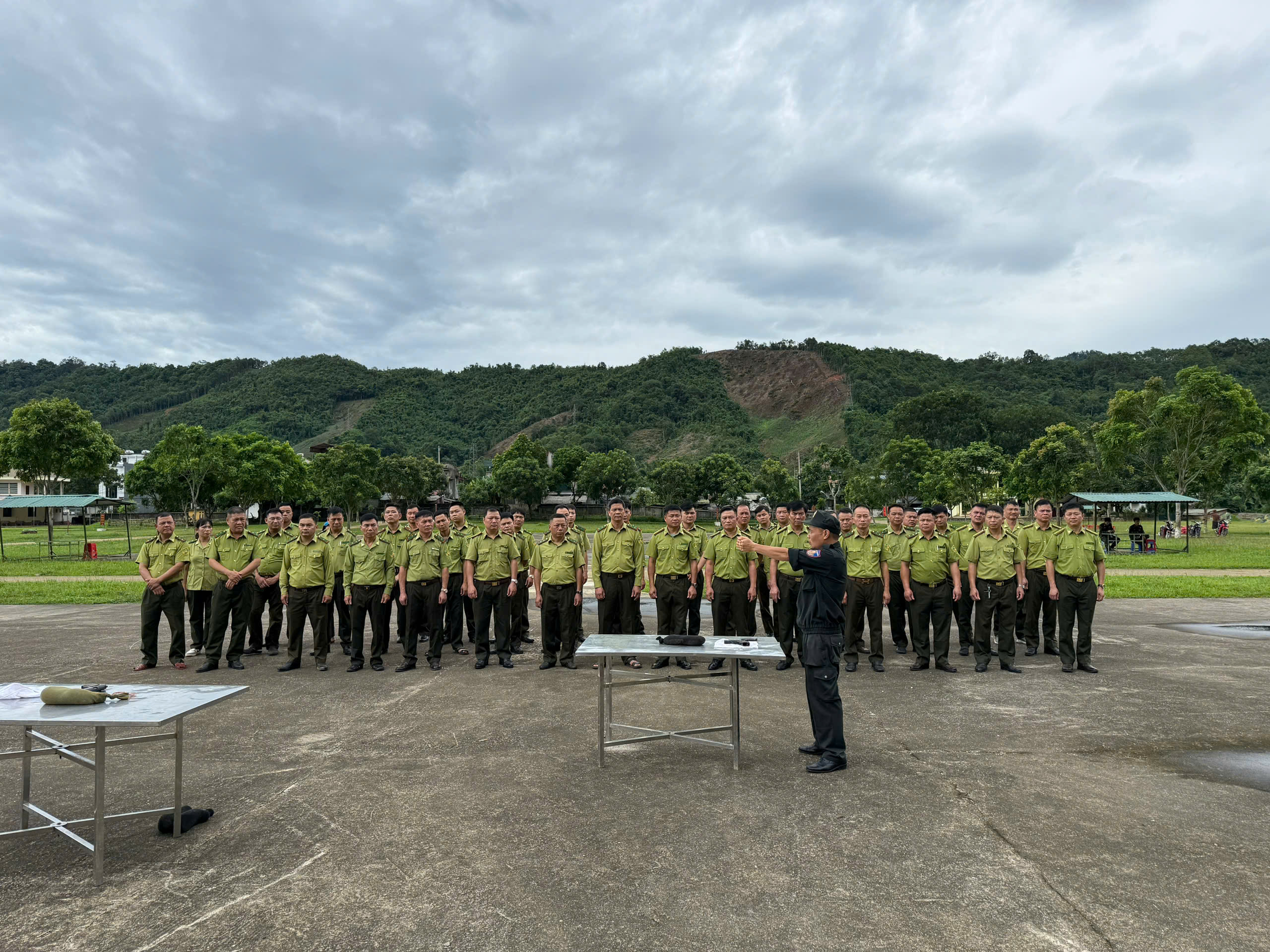 NÂNG CAO CÔNG TÁC QUẢN LÝ, SỬ DỤNG VŨ KHÍ, CÔNG CỤ HỖ TRỢ CHO LỰC LƯỢNG KIỂM LÂM TỈNH TUYÊN QUANG