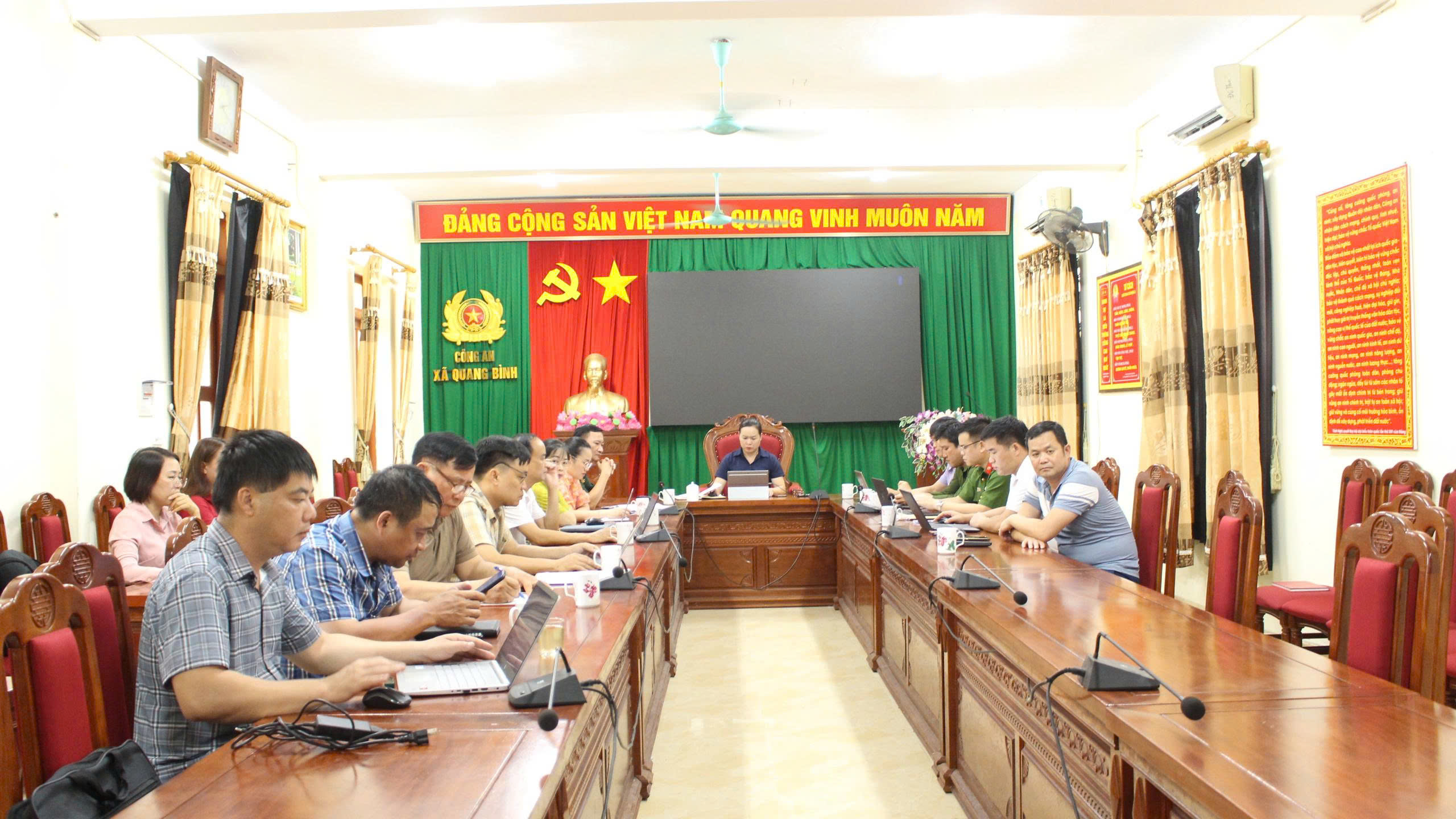 XÃ QUANG BÌNH THAM DỰ HỘI NGHỊ TRIỂN KHAI CHIẾN DỊCH "MÙA HÈ SỐ CÙNG VNeID", ĐỒNG HÀNH CÙNG NHÂN DÂN THỰC HIỆN ĐỀ ÁN 06