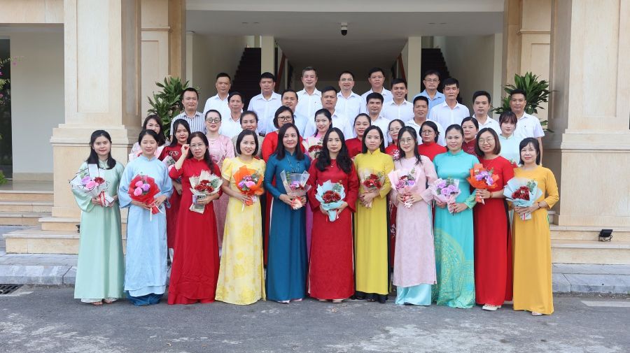 Chi bộ UBND xã Bắc Quang tổ chức tọa đàm kỷ niệm ngày 20/10.