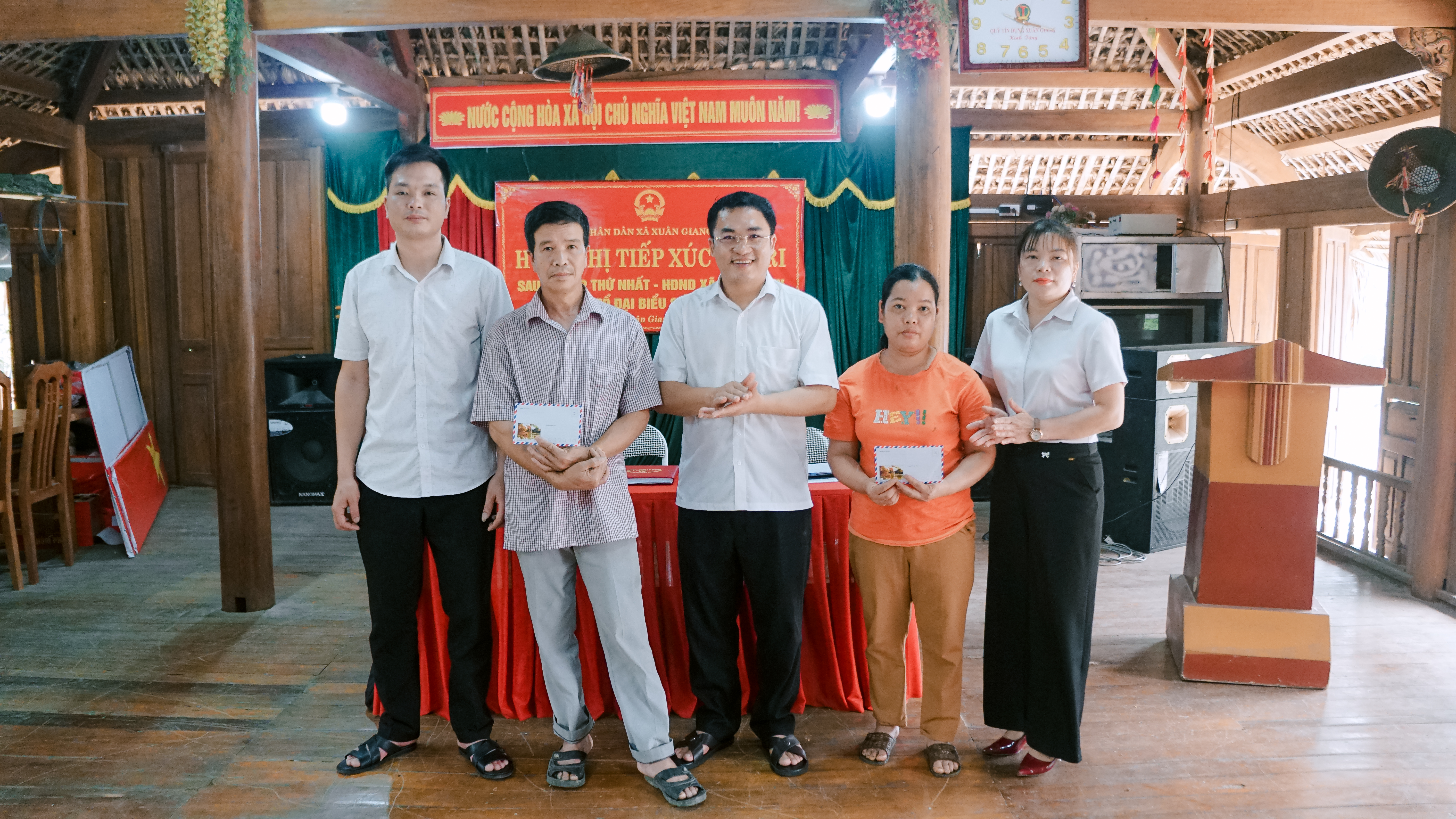 Tổ đại biểu số 02 và 03 tiếp xúc cử tri tại 06 thôn trên địa bàn xã