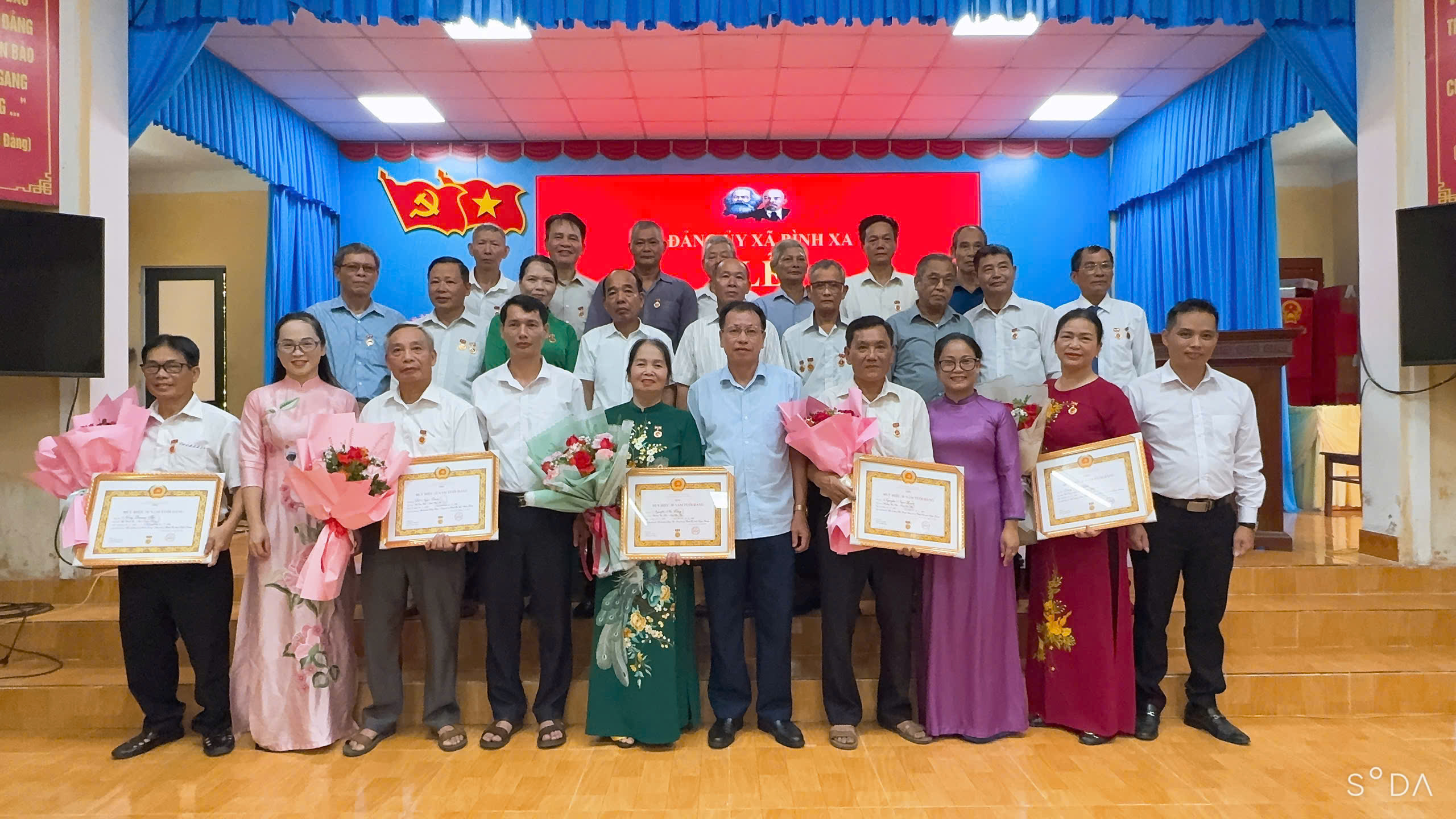 ĐẢNG UỶ XÃ BÌNH XA TRAO HUY HIỆU ĐẢNG ĐỢT 2/9