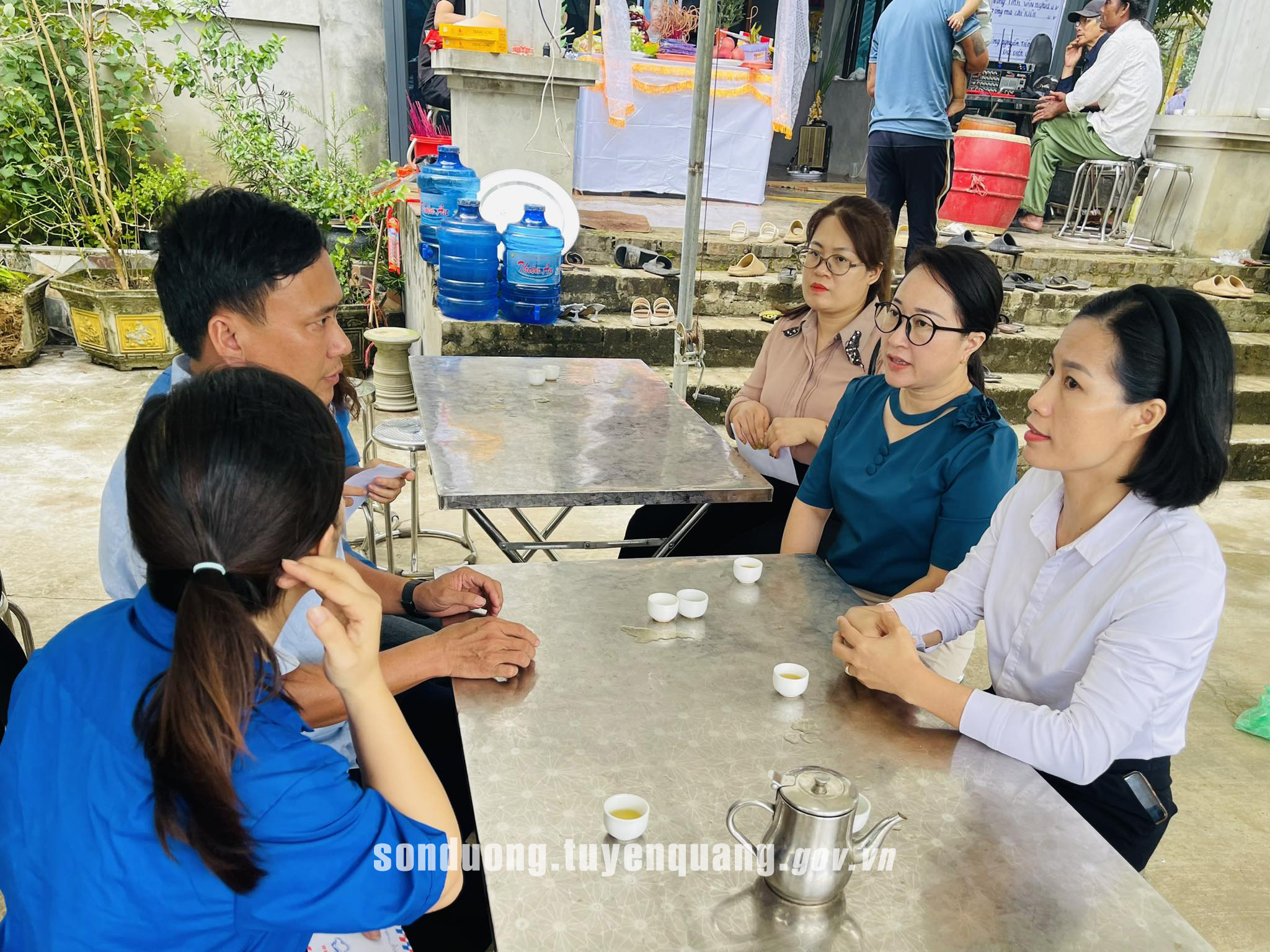 Thăm hỏi, động viên gia đình có người bị đuối nước