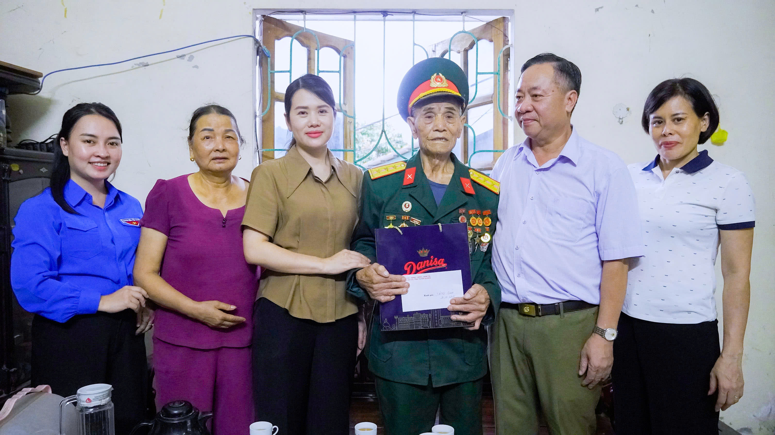 pct ubnd x&atilde; tặng qu&agrave; 27-7 (4).jpg