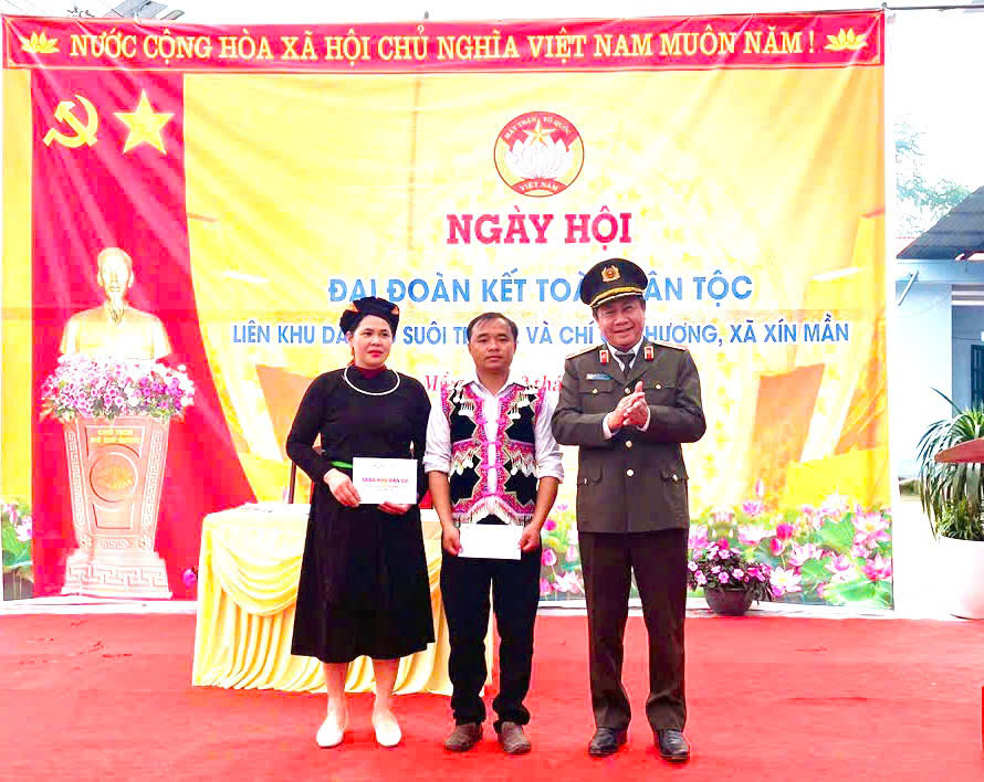 THIẾU TƯỚNG NGUYỄN ĐỨC THUẬN, GIÁM ĐỐC CÔNG AN TỈNH DỰ NGÀY HỘI ĐẠI ĐOÀN KẾT TẠI XÃ XÍN MẦN