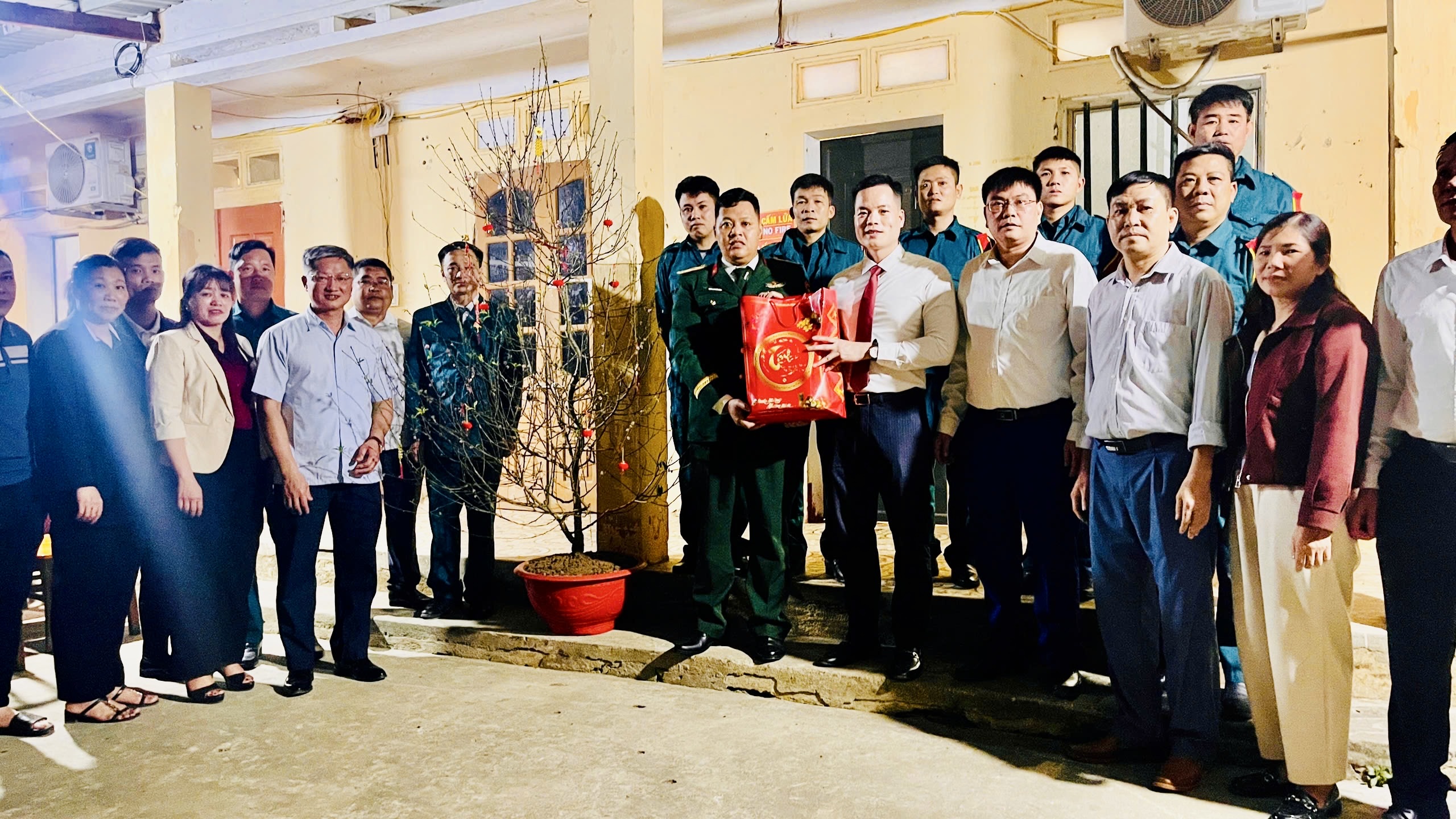 THÁI HÒA - LÃNH ĐẠO XÃ THĂM, TẶNG QUÀ VÀ CHÚC TẾT CÁC ĐƠN VỊ TRỰC TẾT