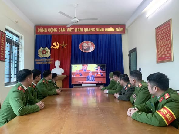 CÁN BỘ CHIẾN SĨ CÔNG AN TUYÊN QUANG THEO DÕI PHIÊN BẾ MẠC ĐẠI HỘI XIV CỦA ĐẢNG