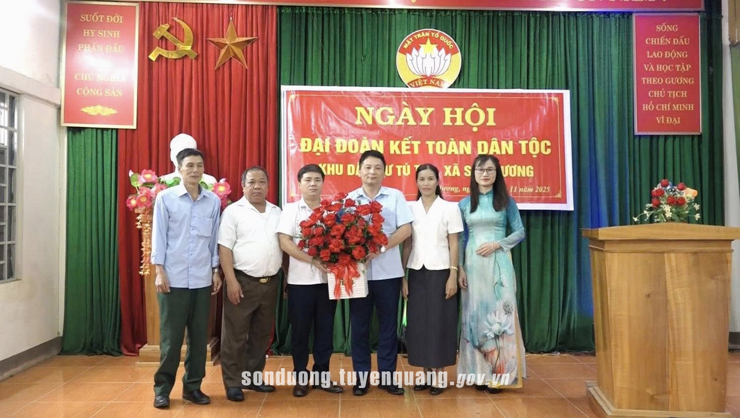 Đồng chí Phùng Việt Hưng, Phó Bí thư Đảng ủy, Chủ tịch UBND xã dự Ngày hội Đại đoàn kết toàn dân tộc thôn Tú Tạc