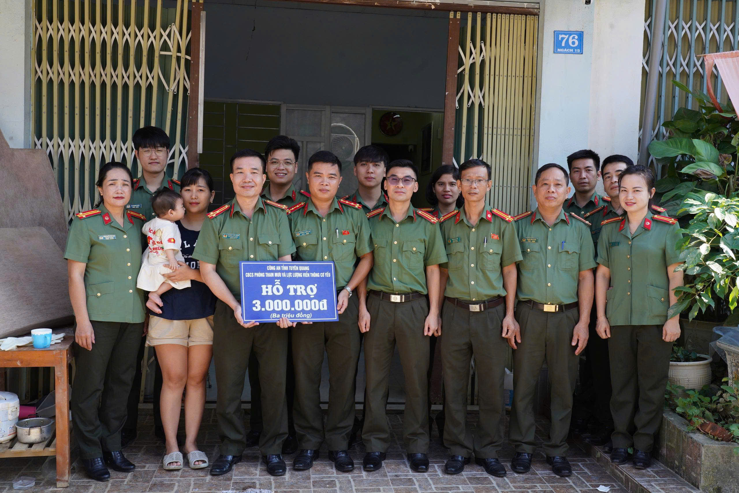 PHÒNG THAM MƯU CÔNG AN TỈNH TẶNG QUÀ HỖ TRỢ GIA ĐÌNH CÁN BỘ, CHIẾN SĨ BỊ ẢNH HƯỞNG DO MƯA LŨ