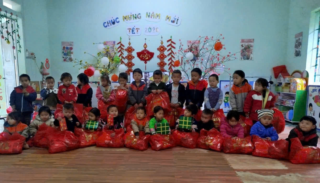 Tết sẻ chia – Xuân ấm áp cho học sinh và giáo viên Trường Mầm non Nậm Ban