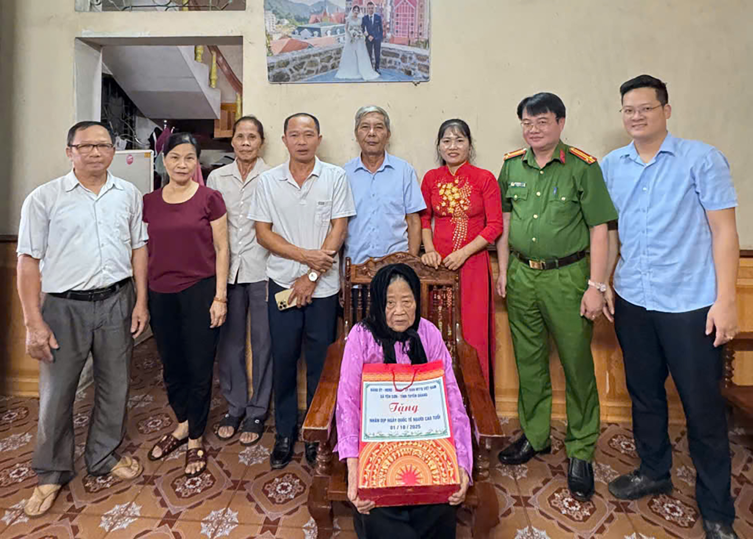 Đồng chí Trưởng Công an xã Yên Sơn thăm, tặng quà nhân kỷ niệm ngày Quốc tế người cao tuổi