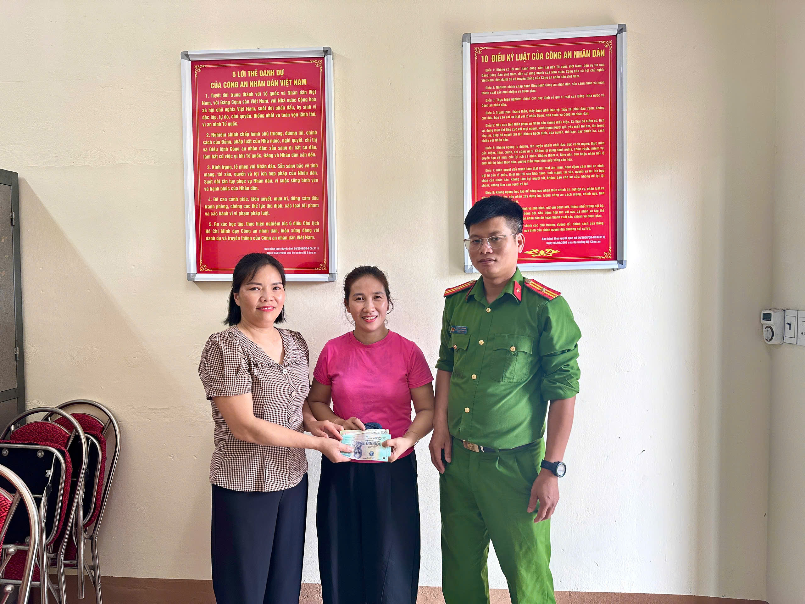CÔNG AN XÃ XÁC MINH, TRAO TRẢ TÀI SẢN CÔNG DÂN 