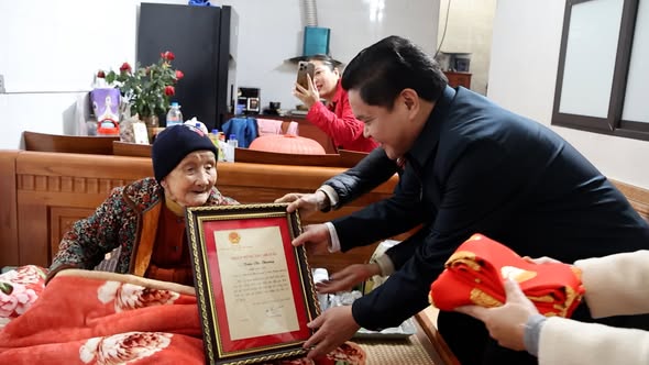 Đồng chí Vàng Seo Cón-Bí thư Đảng uỷ, Chủ tịch HĐND phường chúc thọ cụ Trần Thị Thoảng tròn 100 tuổi.