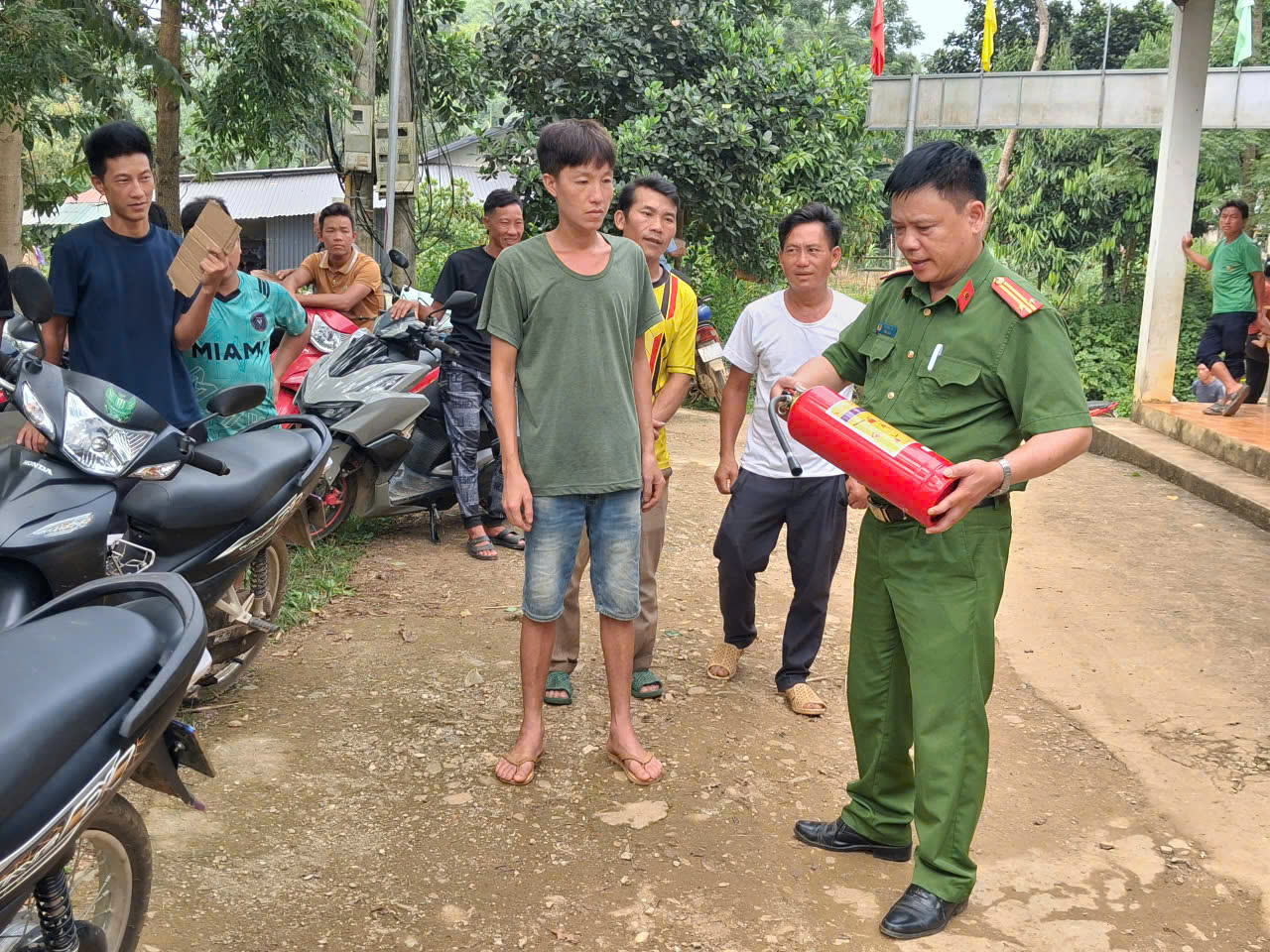 CÔNG AN XÃ BẠCH NGỌC TỔ CHỨC TUYÊN TRUYỀN PHÁP LUẬT VỀ PCCC CHO NGƯỜI DÂN