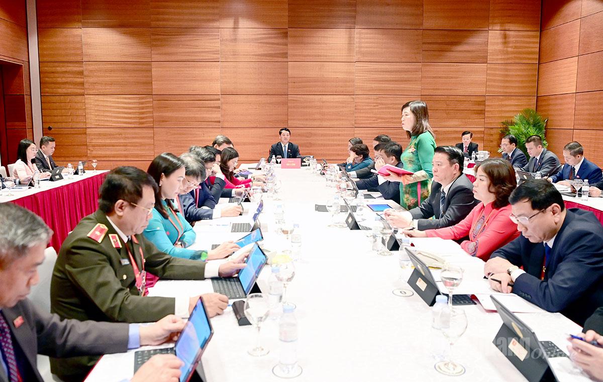 Đại biểu dự Đại hội toàn quốc lần thứ XIV của Đảng thảo luận tại đoàn