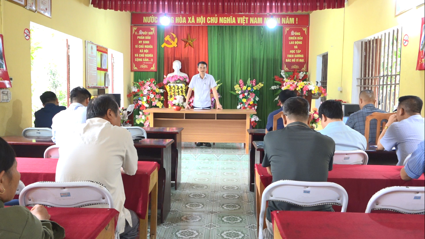 Chủ tịch UBND xã Nguyễn Xuân Hải làm việc với các thôn về bàn phương án đầu tư và giải phóng mặt bằng thực hiện dự án cải tạo, nâng cấp tuyến đường