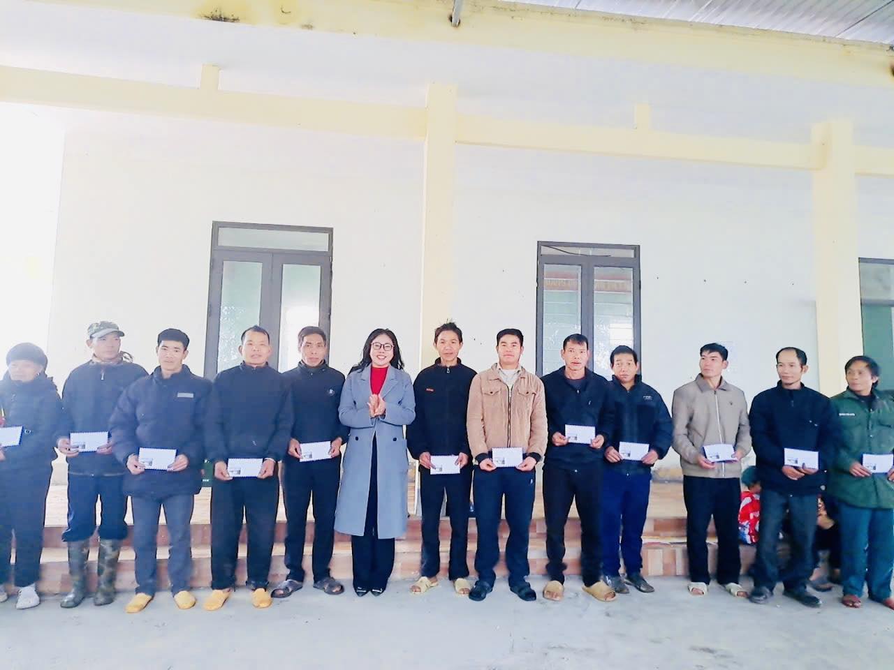  ĐỒNG CHÍ TỐNG THỊ NGÂN – ỦY VIÊN BAN THƯỜNG VỤ ĐẢNG ỦY, PHÓ CHỦ TỊCH UBND XÃ THĂM, TẶNG QUÀ TẾT NGUYÊN ĐÁN BÍNH NGỌ 2026 CHO CÁC ĐỐI TƯỢNG CHÍNH SÁCH