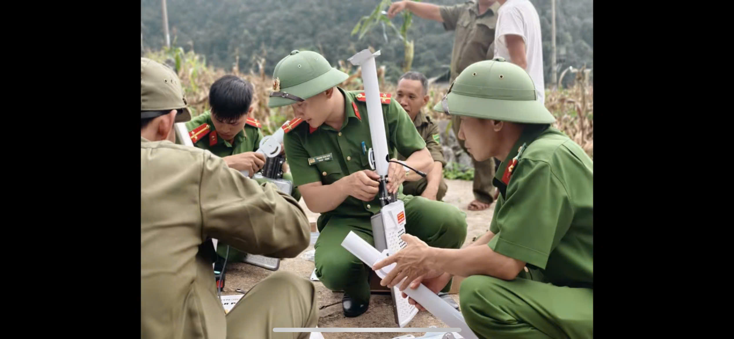 CHI ĐOÀN CÔNG AN XÃ CÁN TỶ PHỐI HỢP LỰC LƯỢNG THAM GIA BẢO VỆ ANTT Ở CƠ SỞ LẮP ĐẶT ĐÈN NĂNG LƯỢNG MẶT TRỜI 