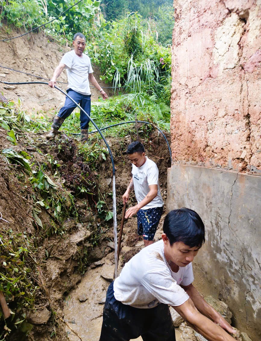 Hỗ trợ khắc phục hậu quả do thiên tai gây ra tại thôn Vàng Chá Phìn