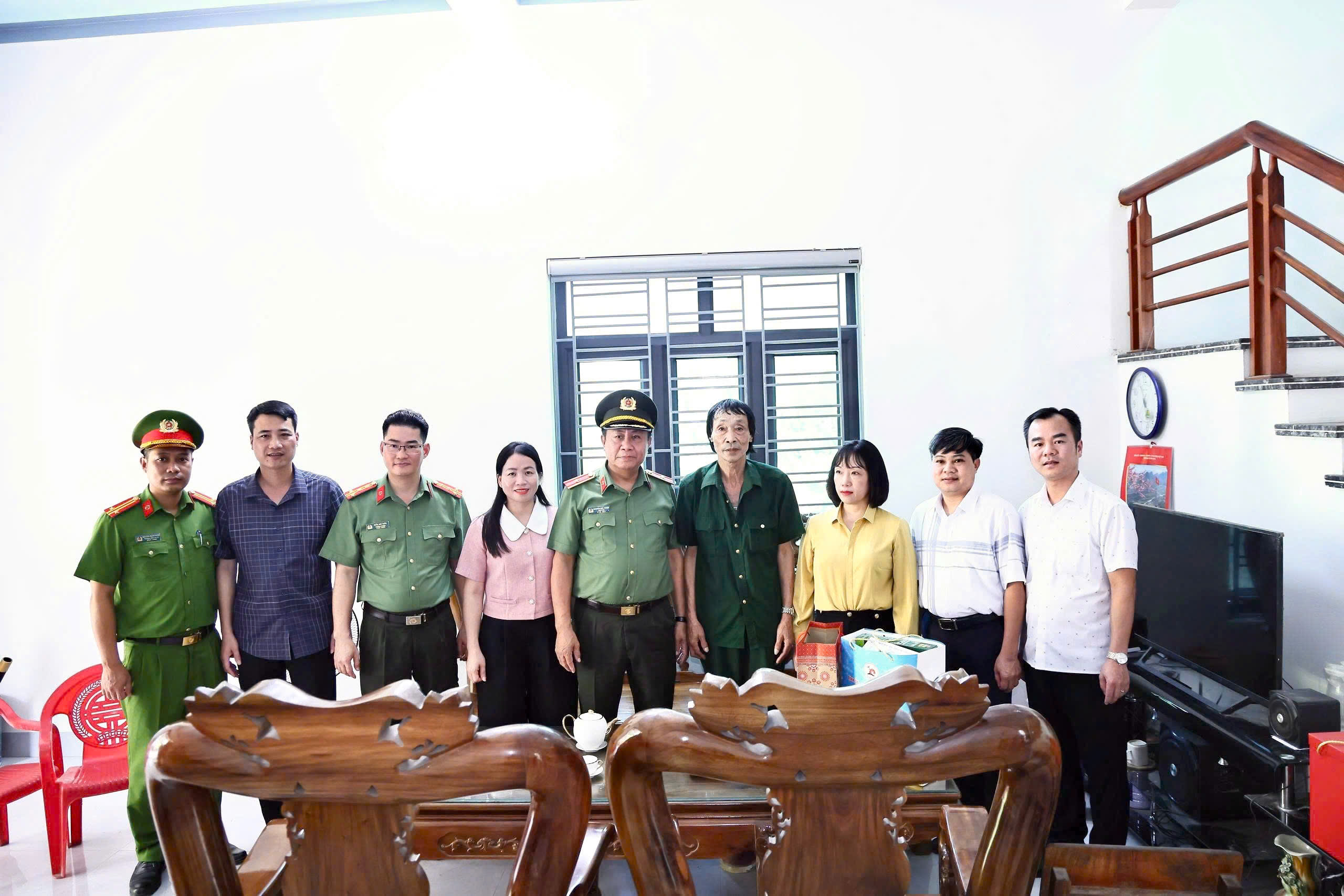  THIẾU TƯỚNG NGUYỄN ĐỨC THUẬN - GIÁM ĐỐC CÔNG AN TỈNH THĂM, TẶNG QUÀ NGƯỜI CÓ CÔNG VỚI CÁCH MẠNG TẠI XÃ PHÚ LƯƠNG