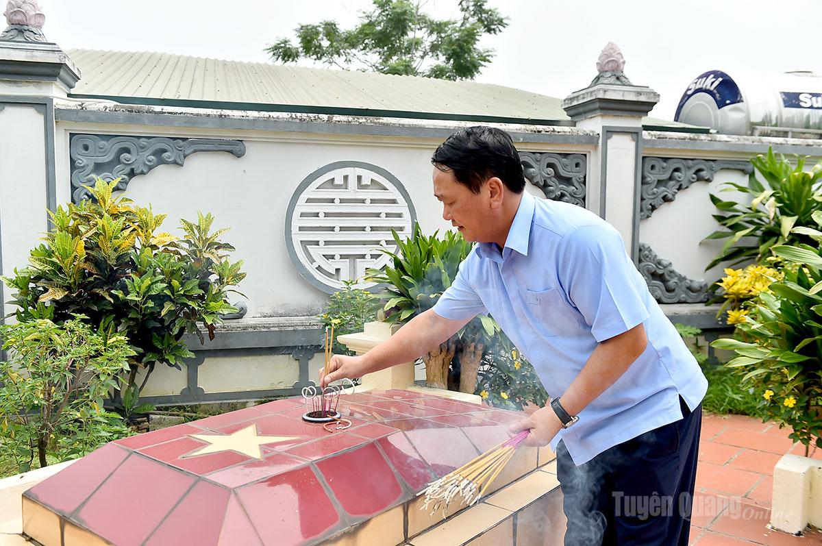Đoàn công tác của tỉnh dâng hương tưởng niệm các Anh hùng liệt sĩ tại Nghĩa trang liệt sĩ tỉnh Tuyên Quang