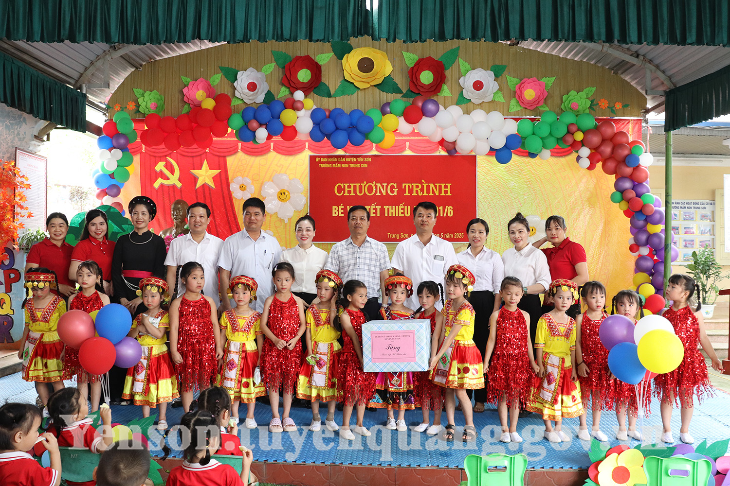 Đồng chí Phó Chủ tịch UBND huyện tặng quà cho các cháu thiếu nhi trường Mầm non Trung Sơn và Mầm non Kim Quan