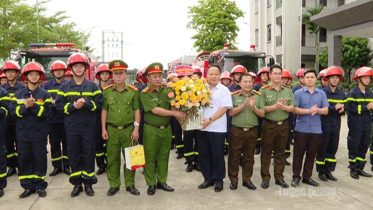 Chủ tịch UBND tỉnh chúc mừng cán bộ chiến sĩ Công an nhân Ngày truyền thống Công an nhân dân