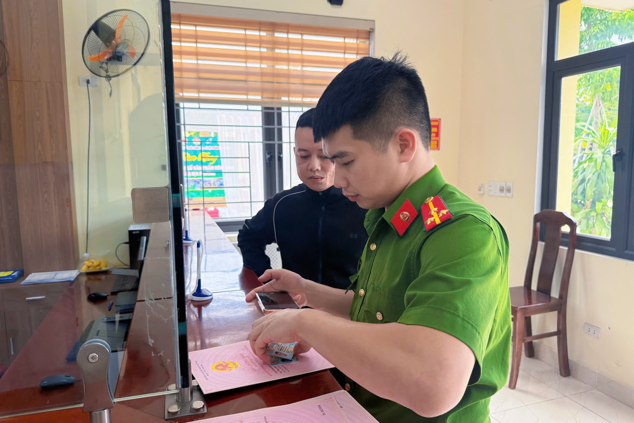 CÔNG AN PHƯỜNG MINH XUÂN HỖ TRỢ NGƯỜI DÂN CHIẾN DỊCH LÀM GIÀU, LÀM SẠCH DỮ LIỆU ĐẤT ĐAI