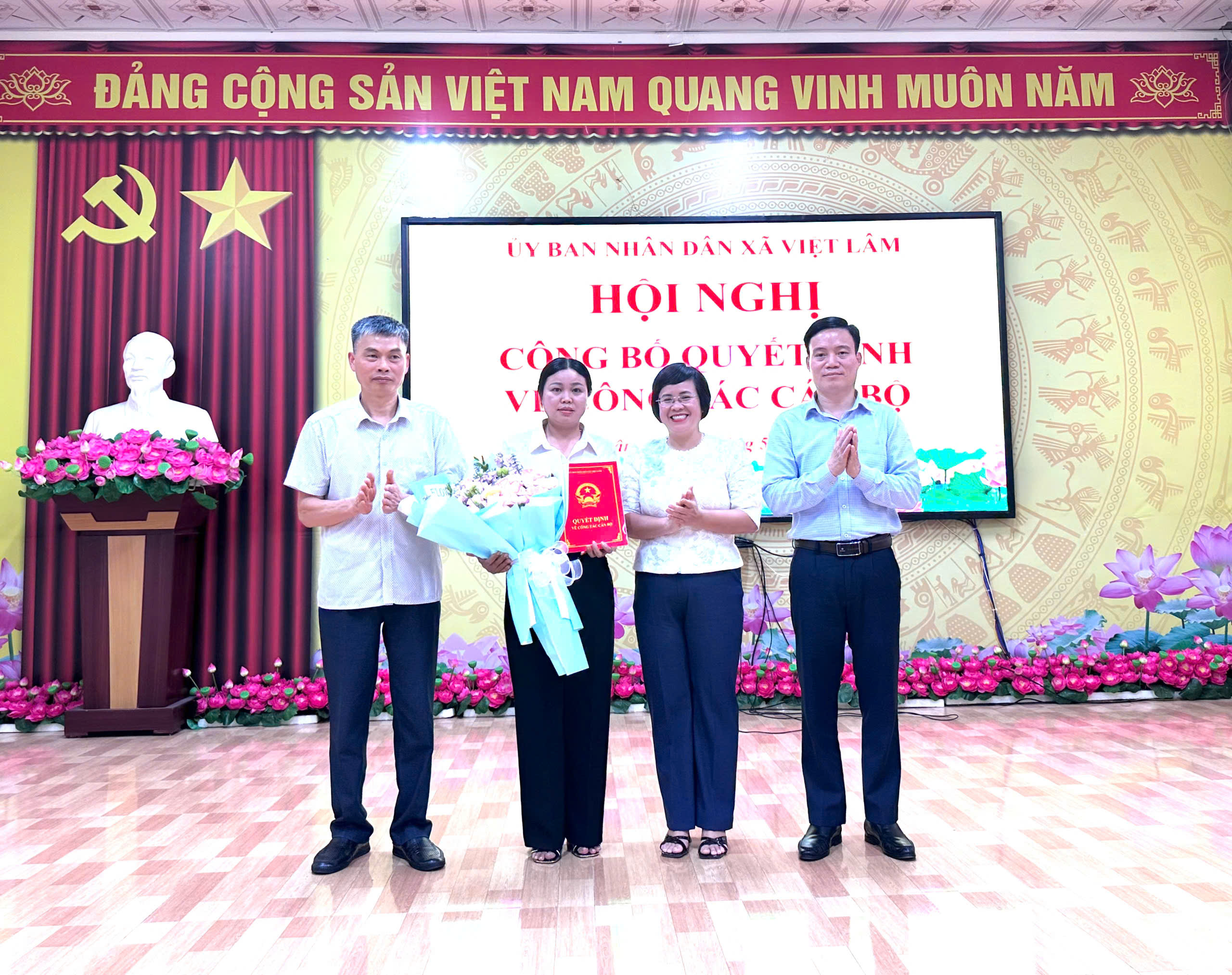 HỘI NGHỊ CÔNG BỐ QUYẾT ĐỊNH VỀ CÔNG TÁC CÁN BỘ XÃ VIỆT LÂM