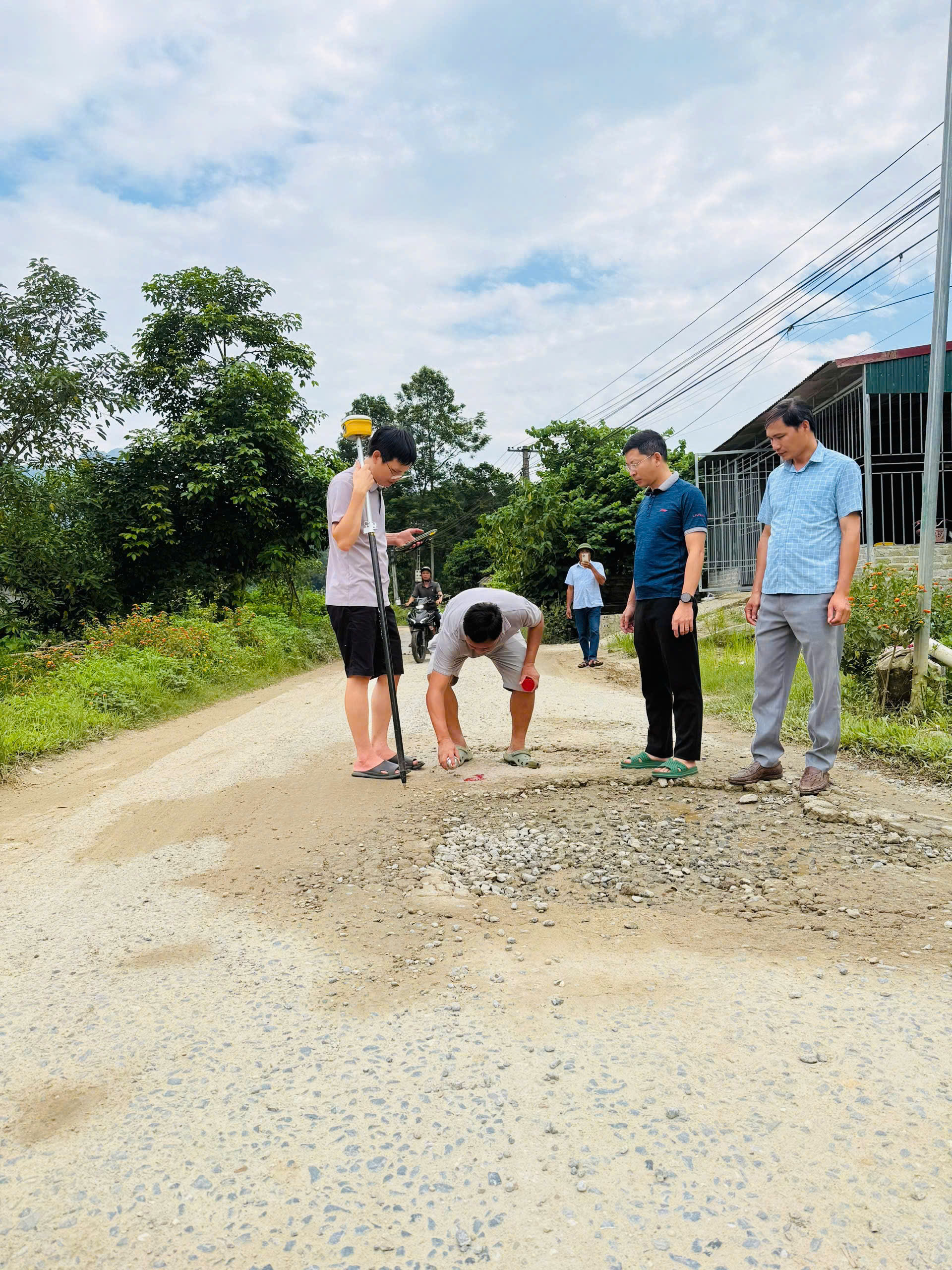 Bàn giao mặt bằng hai công trình giao thông, điện trên địa bàn xã Thuận Hòa