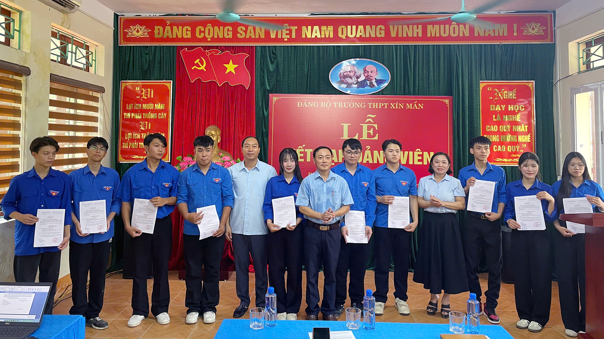 Trường THPT Xín Mần tổ chức Lễ kết nạp đảng viên cho học sinh ưu tú