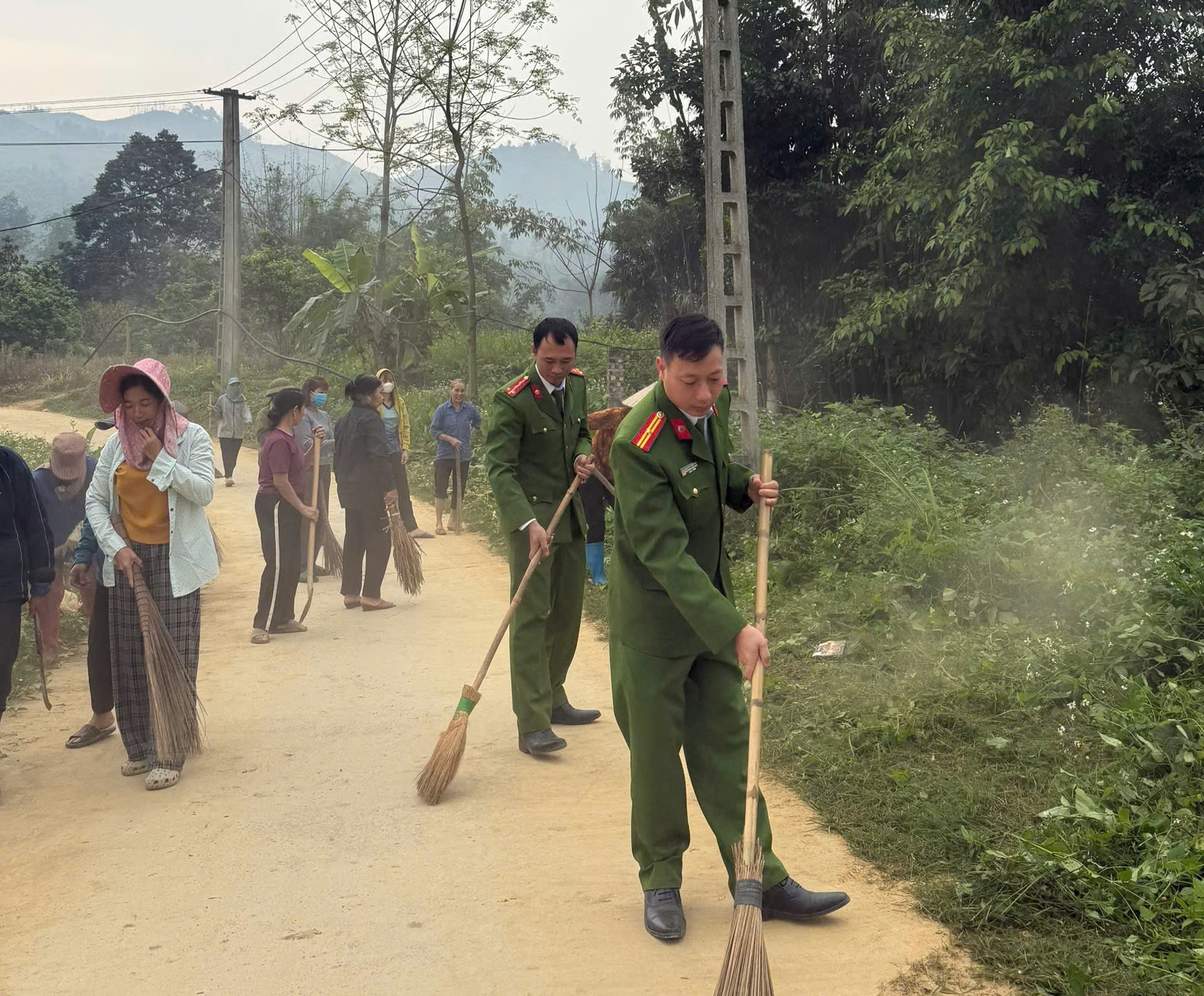 CÔNG AN XÃ XUÂN VÂN ĐẨY MẠNH THỰC HIỆN PHONG TRÀO THI ĐUA "BA CÙNG”