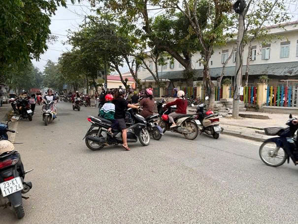 QUYẾT LIỆT XỬ LÝ VI PHẠM GIAO THÔNG TẠI CÁC CỔNG TRƯỜNG HỌC