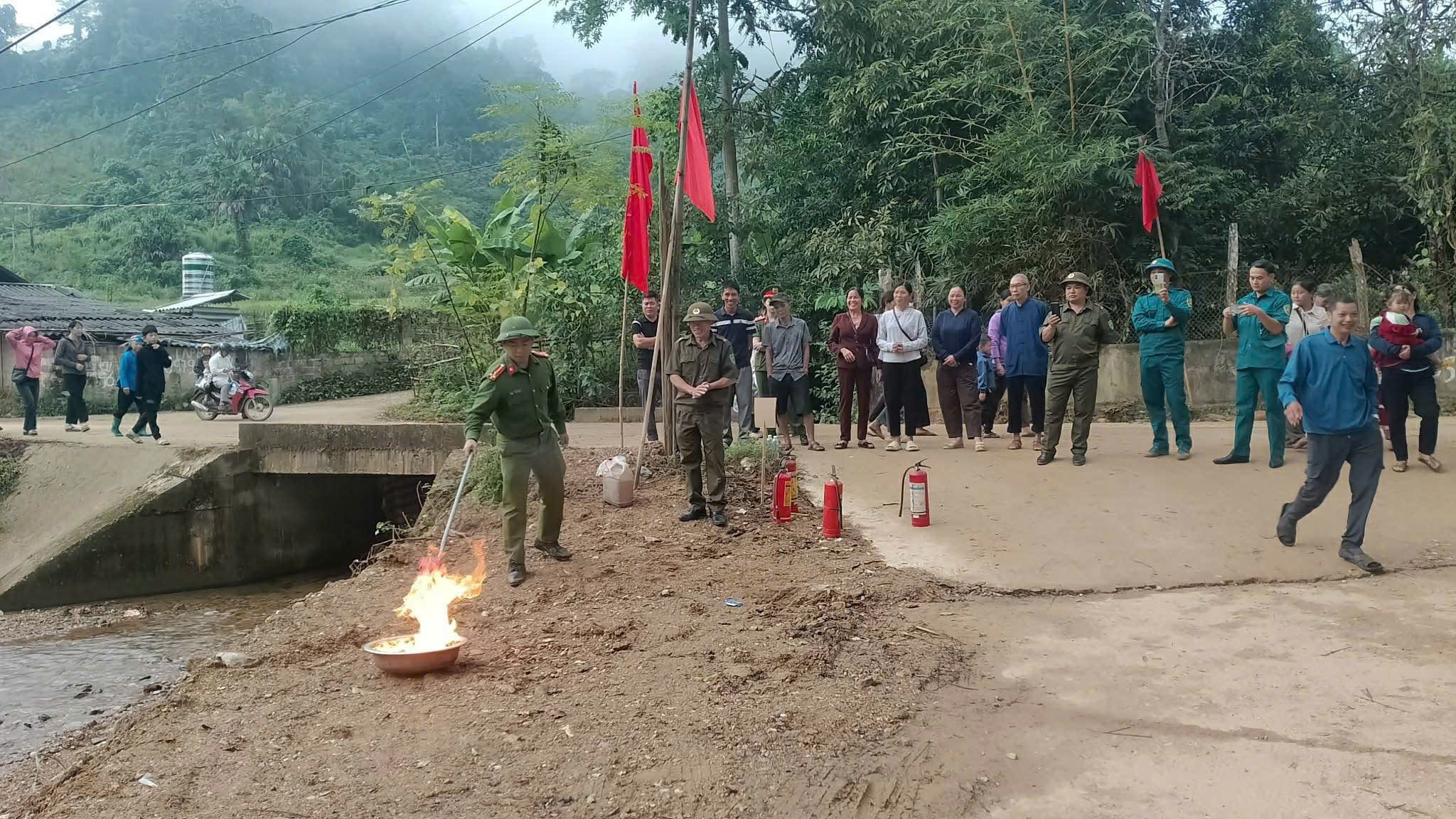 TRANG BỊ KỸ NĂNG PCCC CHO CHỦ GIAN HÀNG TẠI HỘI CHỢ QUÊ - CHỢ SỐ XÃ KIÊN ĐÀI