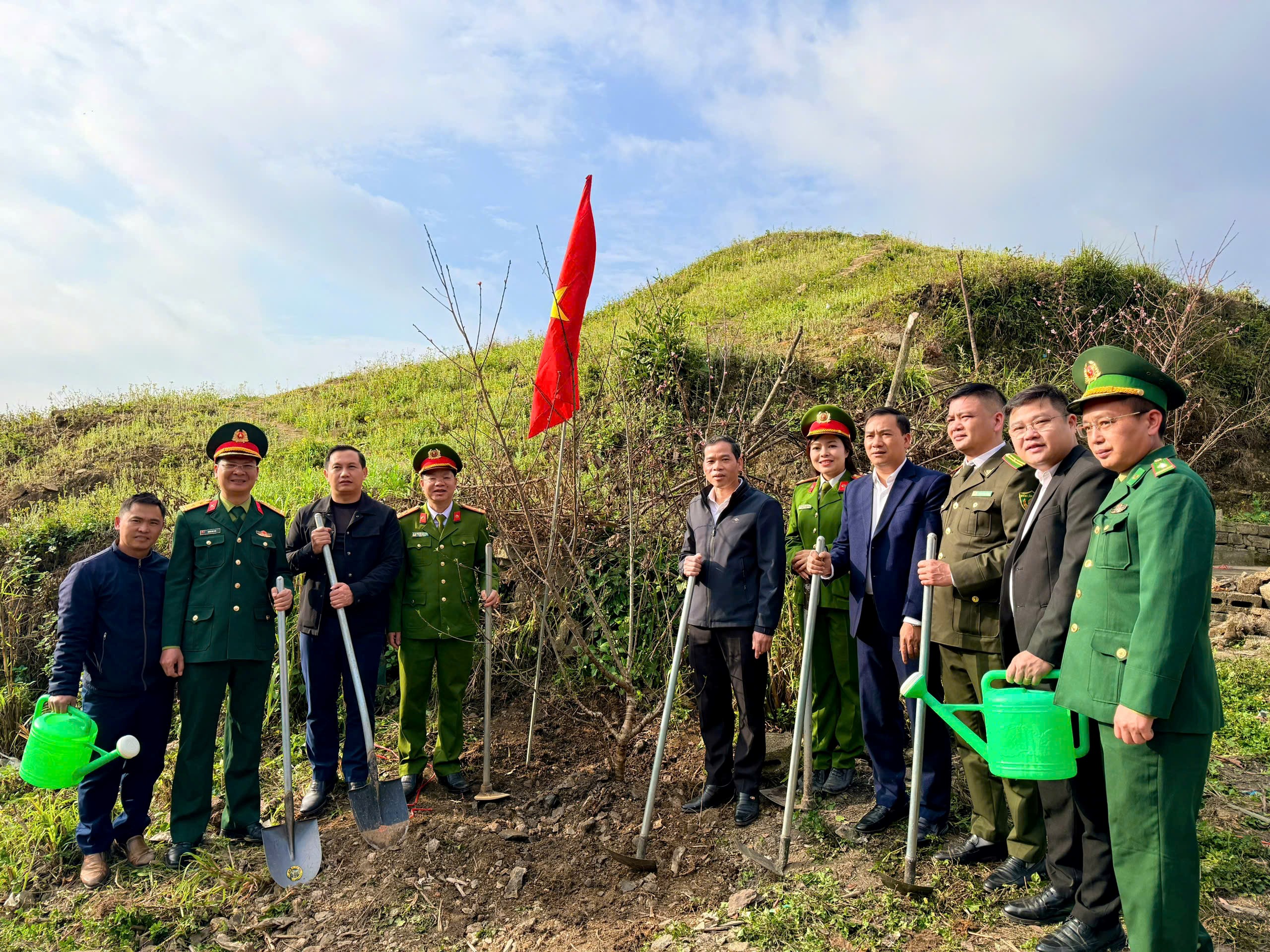 RỘN RÀNG TẾT TRỒNG CÂY Ở LŨNG CÚ, LAN TỎA TINH THẦN ĐỜI ĐỜI NHỚ ƠN BÁC HỒ