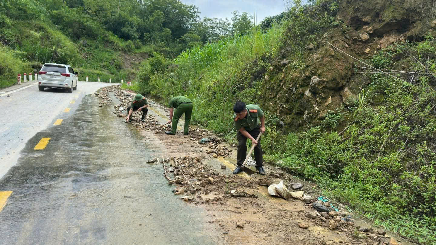 TUỔI TRẺ CÔNG AN XÃ SƠN VĨ XUNG KÍCH GIẢI TỎA ĐIỂM SẠT LỞ TRÊN TUYẾN GIAO THÔNG HUYẾT MẠCH