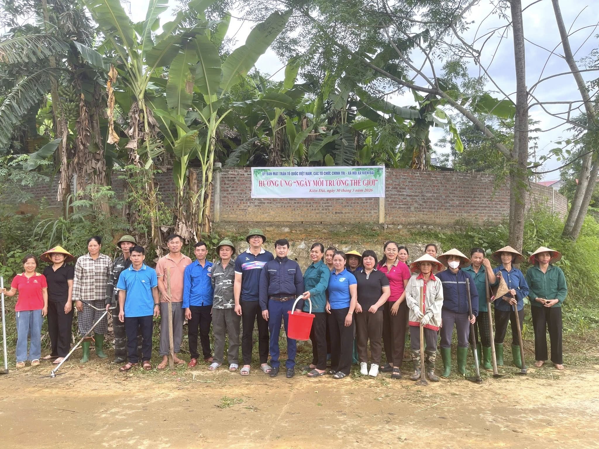 Ra quân vệ sinh môi trường, trồng cây xanh hưởng ứng Ngày Môi trường thế giới (5/6)