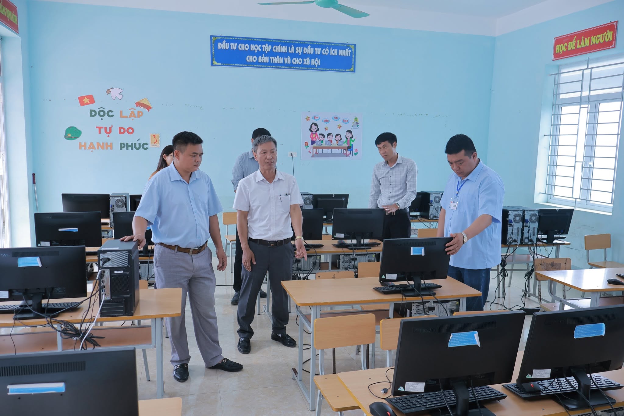 LÃNH ĐẠO UBND XÃ TRUNG THỊNH KIỂM TRA CÔNG TÁC ĐÓN HỌC SINH VÀ CƠ SỞ VẬT CHẤT TRƯỜNG HỌC