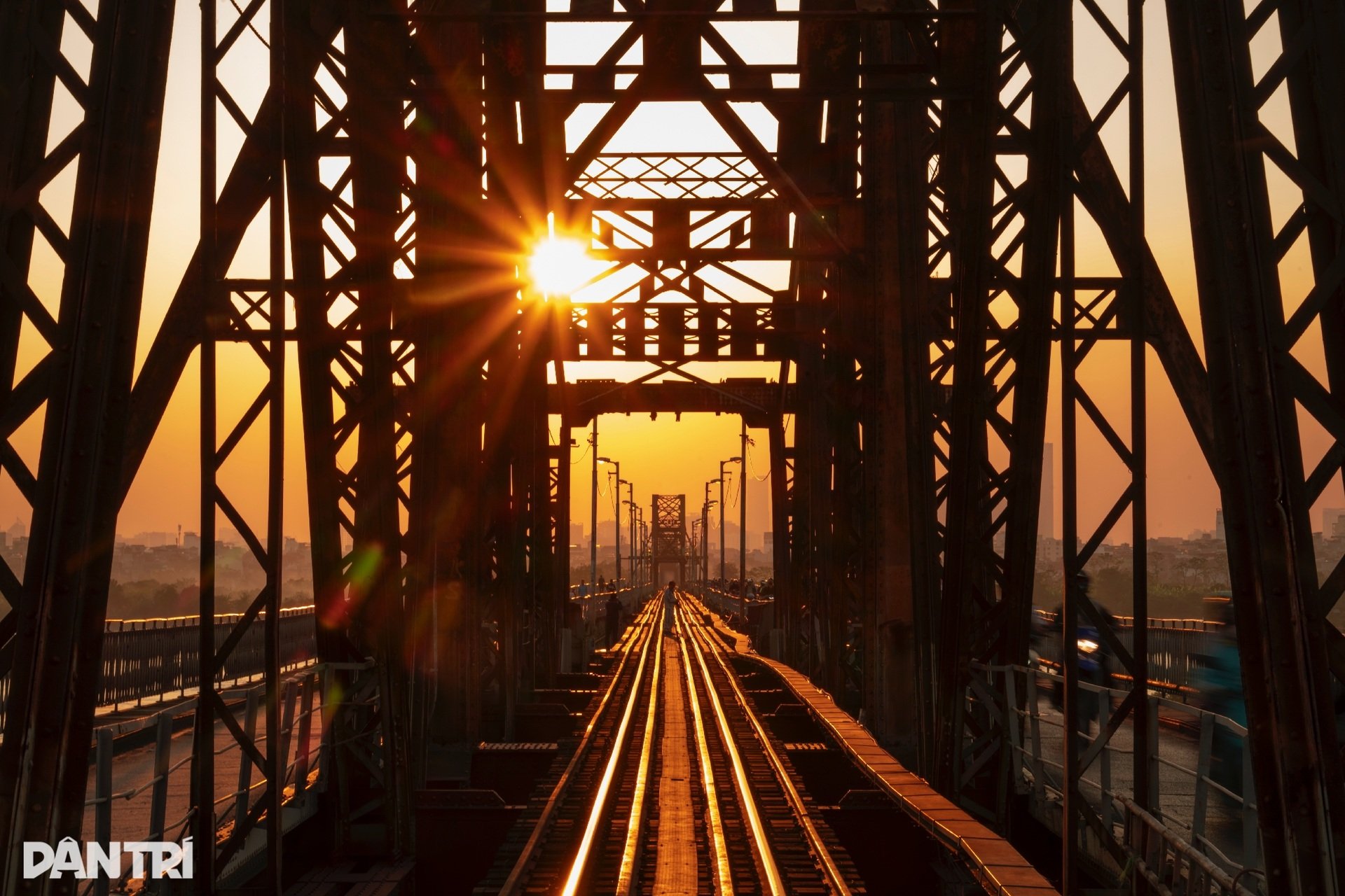 Nắng vàng như rót mật trong ánh hoàng hôn những ngày đầu đông ở Hà Nội