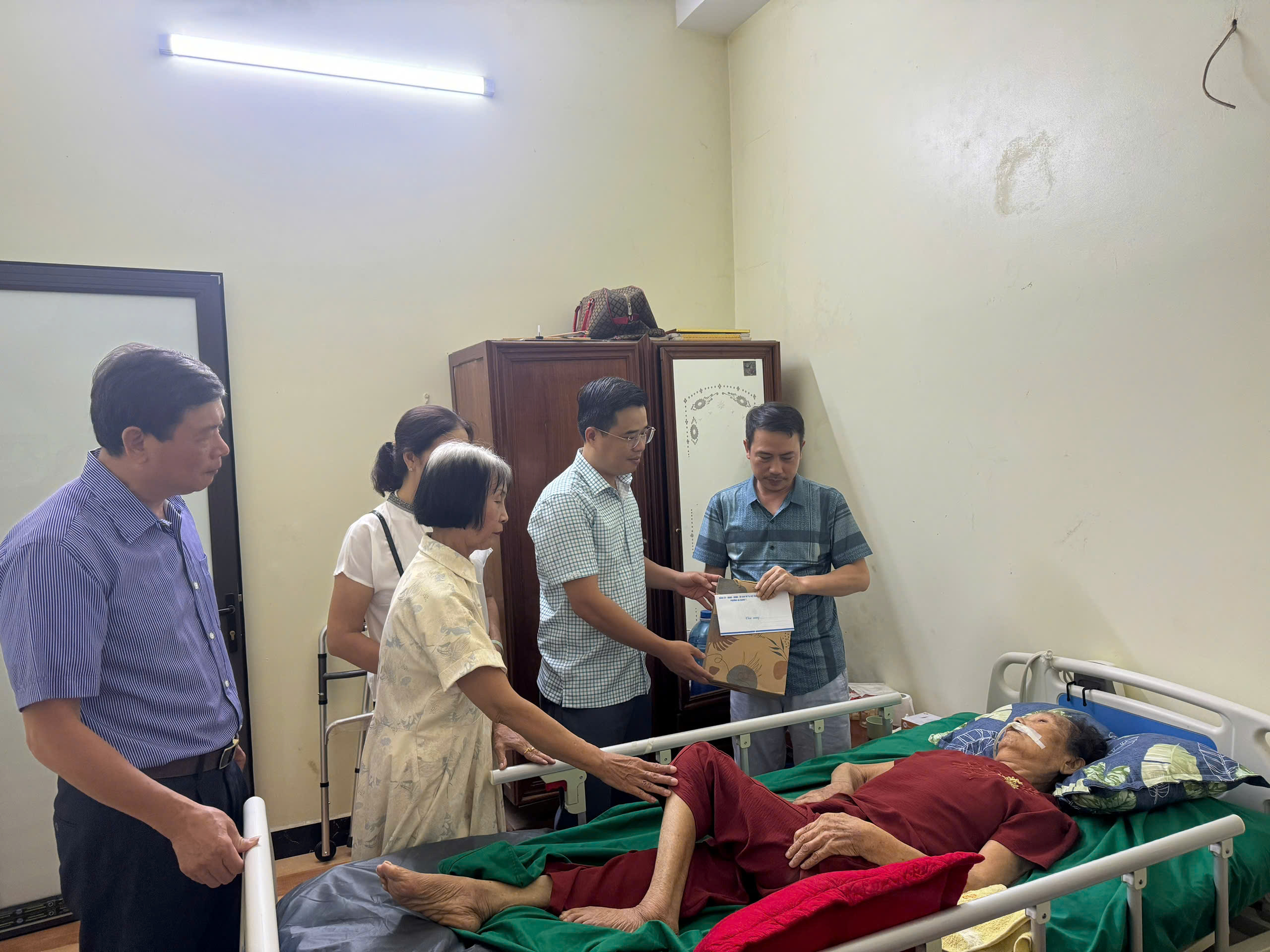 LÃNH ĐẠO PHƯỜNG HÀ GIANG 1 THĂM, TẶNG QUÀ NGƯỜI CAO TUỔI NHÂN NGÀY QUỐC TẾ NGƯỜI CAO TUỔI 1/10