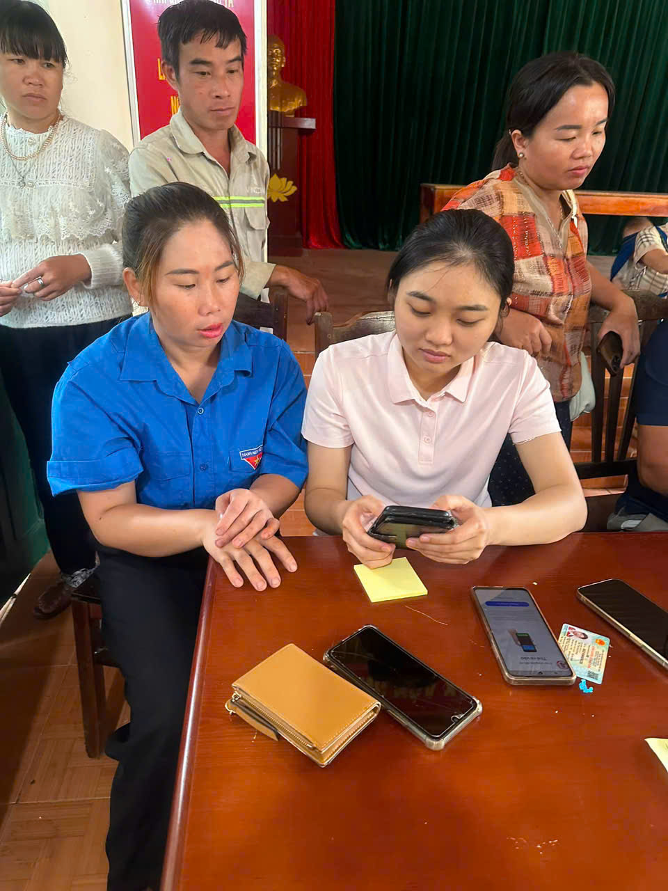 TỔ RÀ SOÁT XÃ TÂN TRỊNH TIẾP TỤC HỖ TRỢ NGƯỜI DÂN ĐỒNG BỘ THÔNG TIN THẺ BHYT, CĂN CƯỚC CÔNG DÂN TRÊN ỨNG DỤNG VNeID