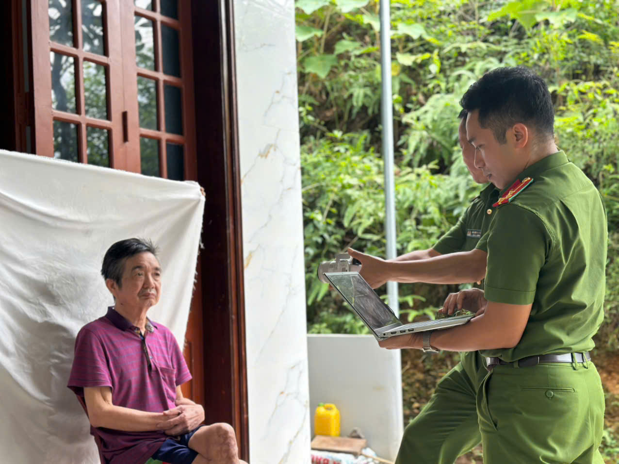 CÔNG AN XÃ THÁI HOÀ HỖ TRỢ ĐẢNG VIÊN BỆNH TẬT, GIÀ YẾU LÀM THỦ TỤC CẤP THẺ ĐẢNG VIÊN TẠI NHÀ