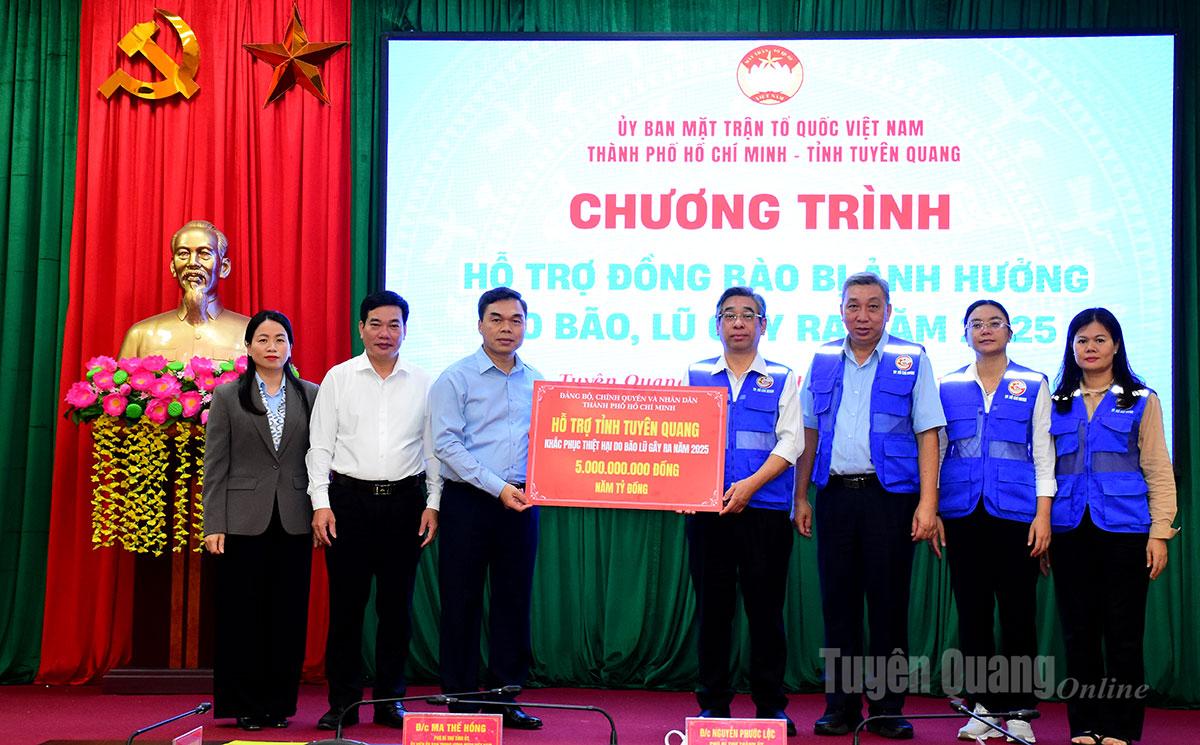 Phó Bí thư Tỉnh ủy, Chủ tịch Ủy ban MTTQ tỉnh Ma Thế Hồng tiếp đoàn công tác của Thành phố Hồ Chí Minh thăm, hỗ trợ tỉnh khắc phục hậu quả do bão, lũ gây ra