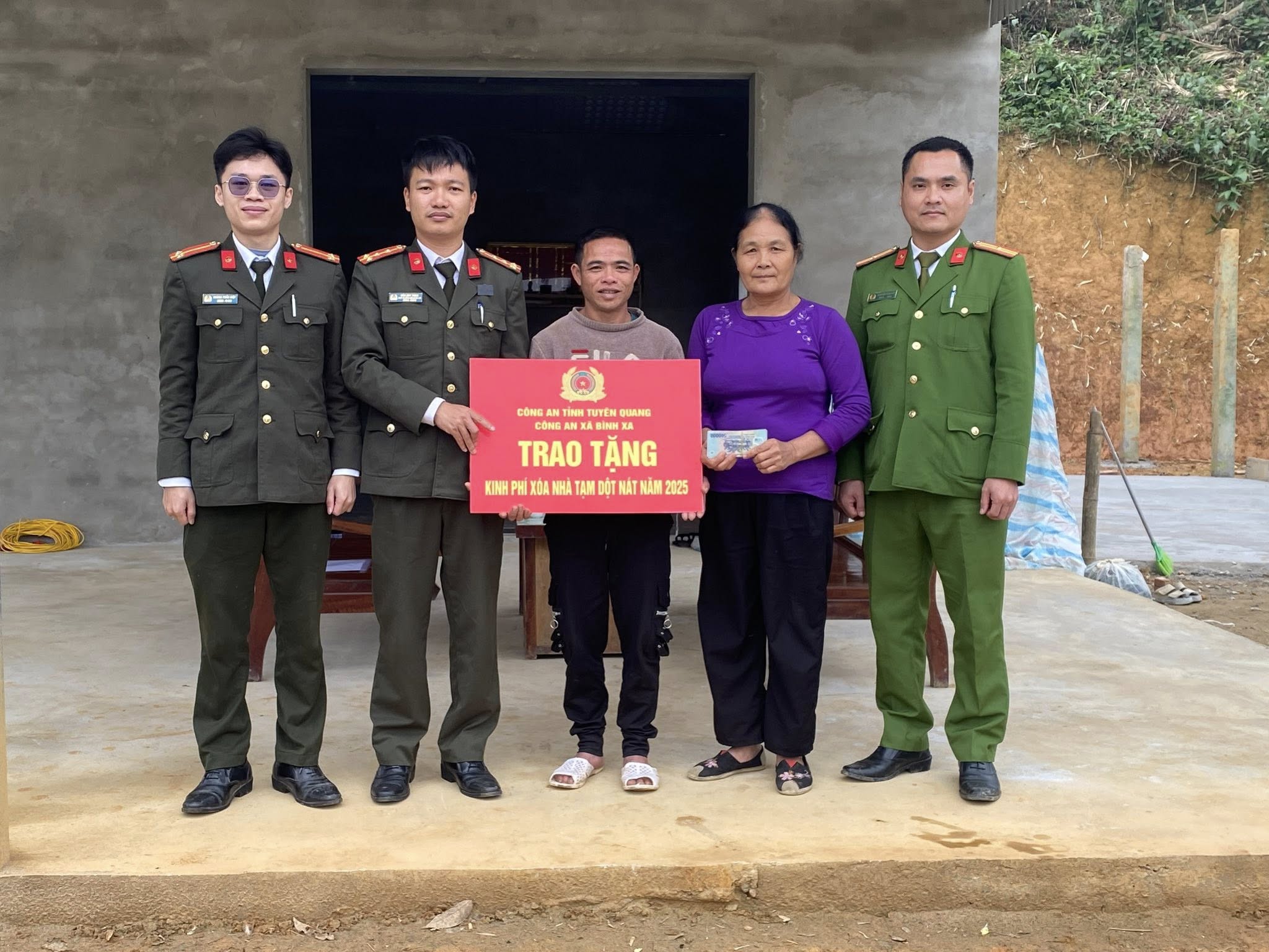 CHUNG TAY XOÁ NHÀ TẠM, NHÀ DỘT NÁT