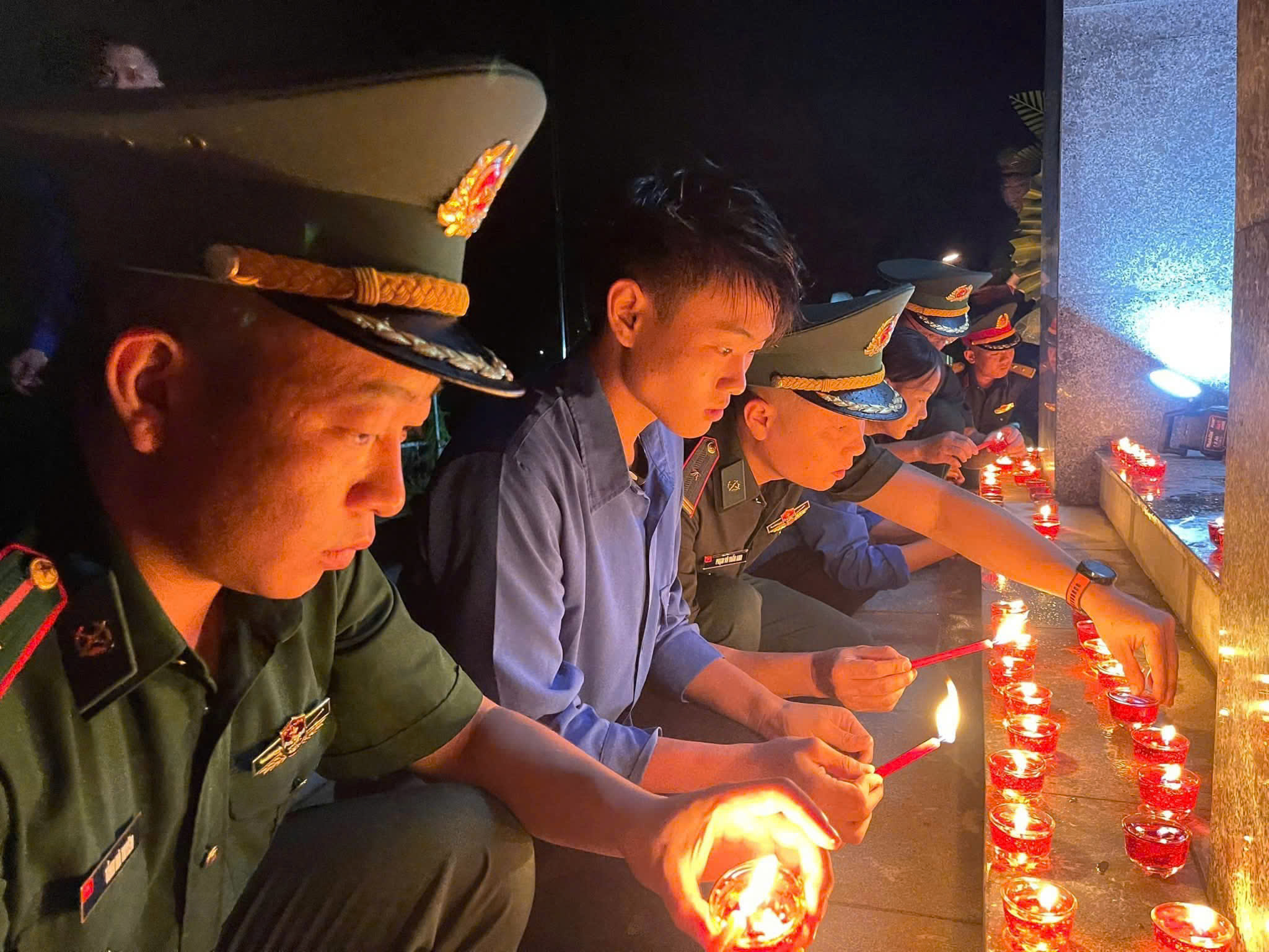 Đoàn Thanh niên xã Đồng Văn tổ chức lễ thắp nến tri ân các anh hùng liệt sĩ nhân kỷ niệm 27/7