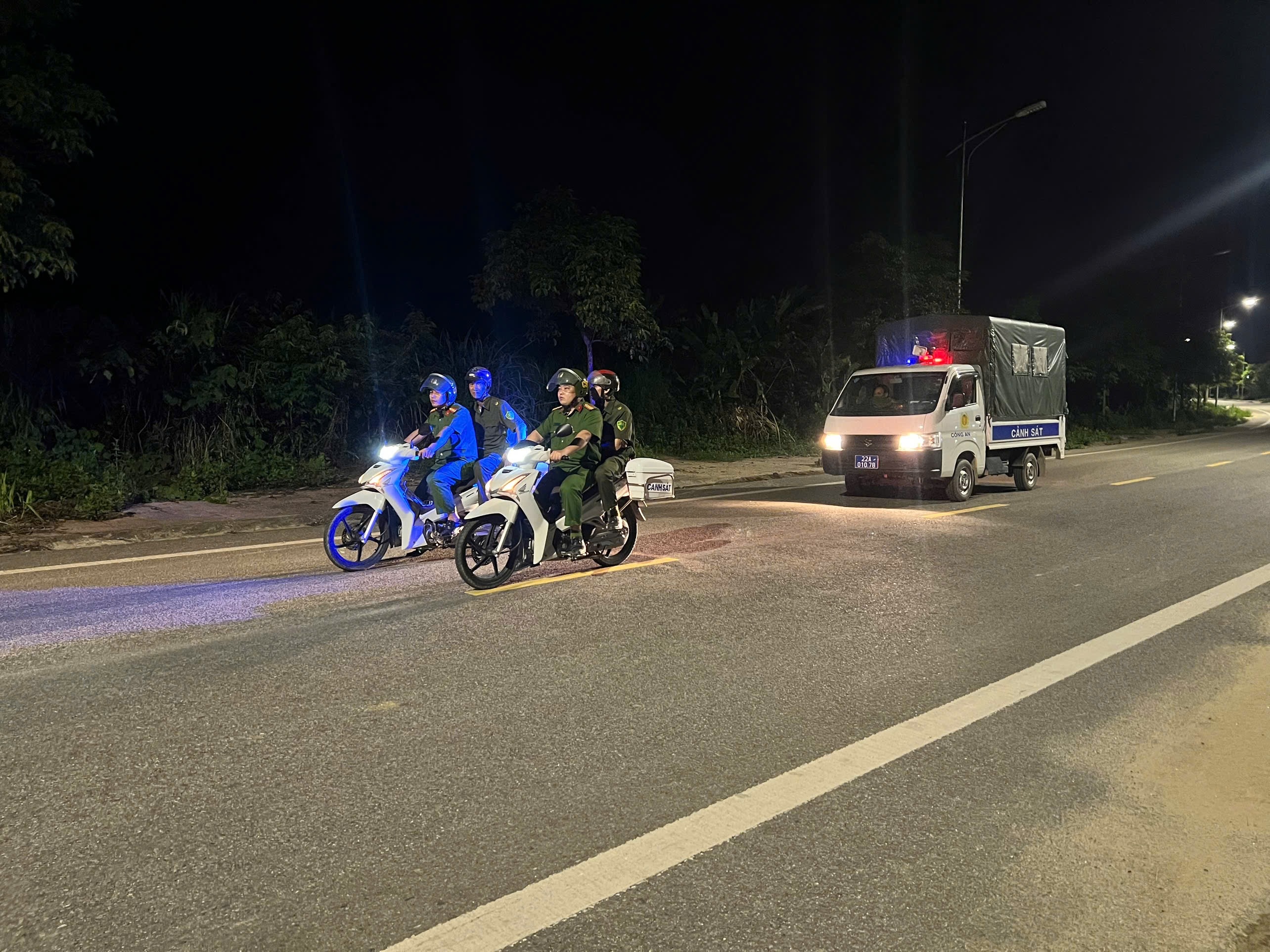 CÔNG AN PHƯỜNG NÔNG TIẾN TĂNG CƯỜNG TUẦN TRA, KIỂM SOÁT BẢO ĐẢM TRẬT TỰ AN TOÀN GIAO THÔNG VÀ TRẬT TỰ ĐÔ THỊ