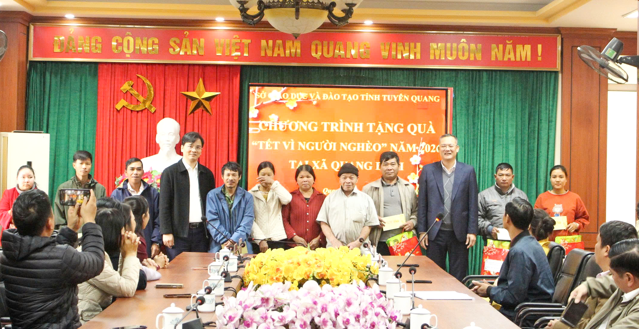 Đoàn công tác Sở Giáo dục và Đào tạo tỉnh Tuyên Quang trao quà hỗ trợ các hộ gia đình và học sinh có hoàn cảnh khó khăn tại xã Quang Bình