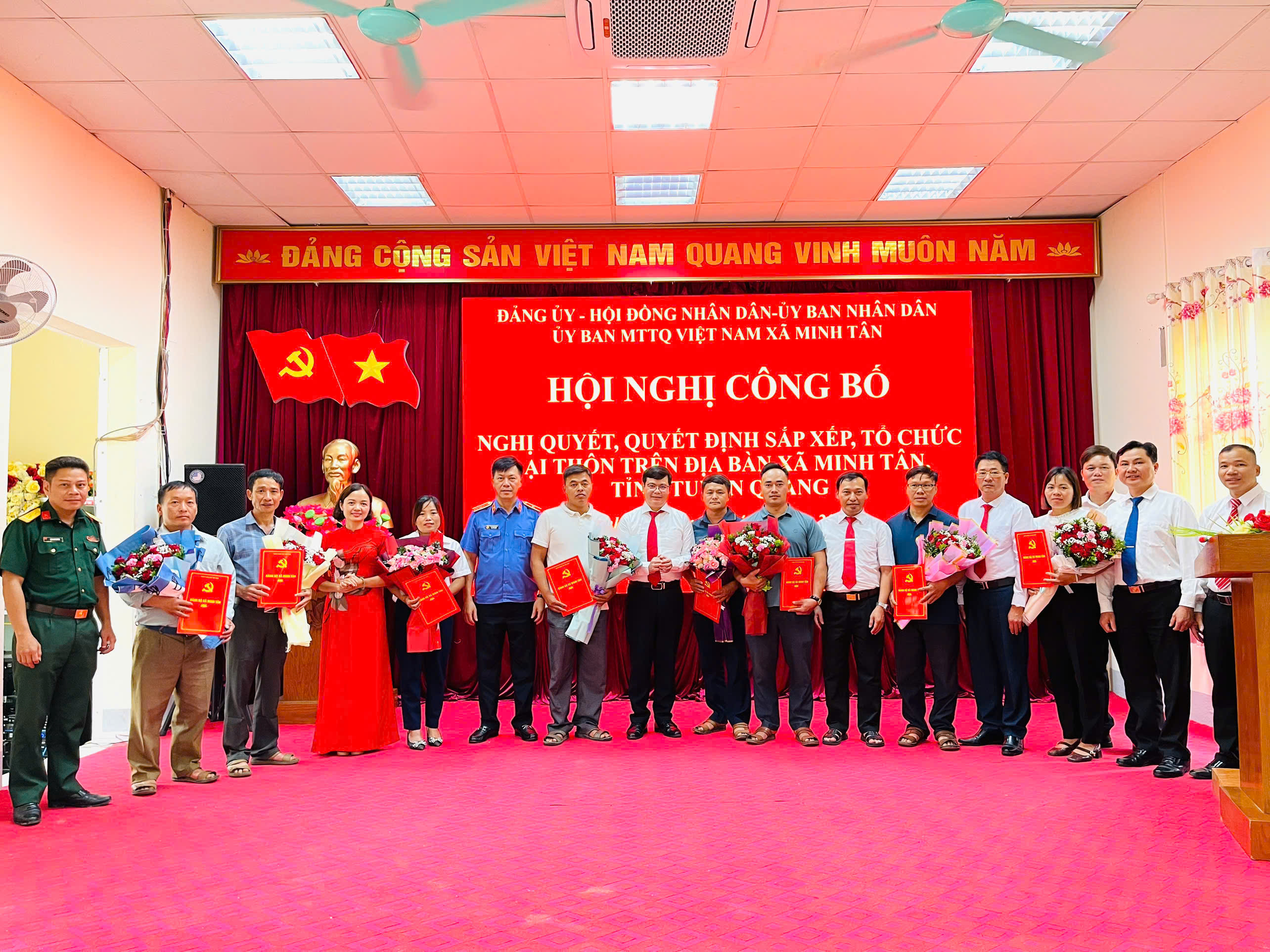 XÃ MINH TÂN TỔ CHỨC THÀNH CÔNG HỘI NGHỊ CÔNG BỐ NGHỊ QUYẾT, QUYẾT ĐỊNH SẮP XẾP, TỔ CHỨC LẠI THÔN VÀ CHI BỘ THÔN