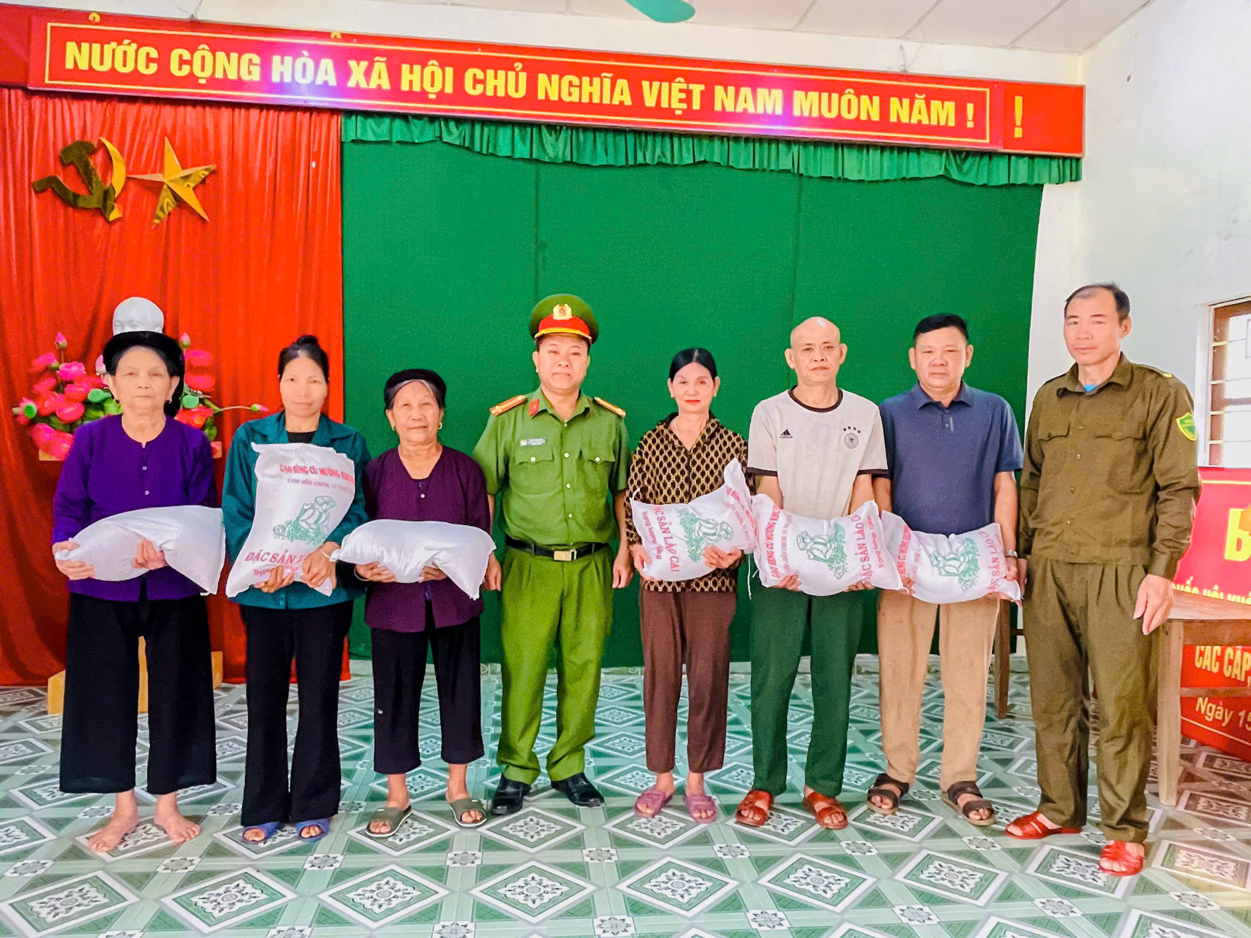 CÔNG AN XÃ THÁI SƠN TRAO TẶNG QUÀ NHÂN NGÀY KHUYẾT TẬT VIỆT NAM (18/4/2026)