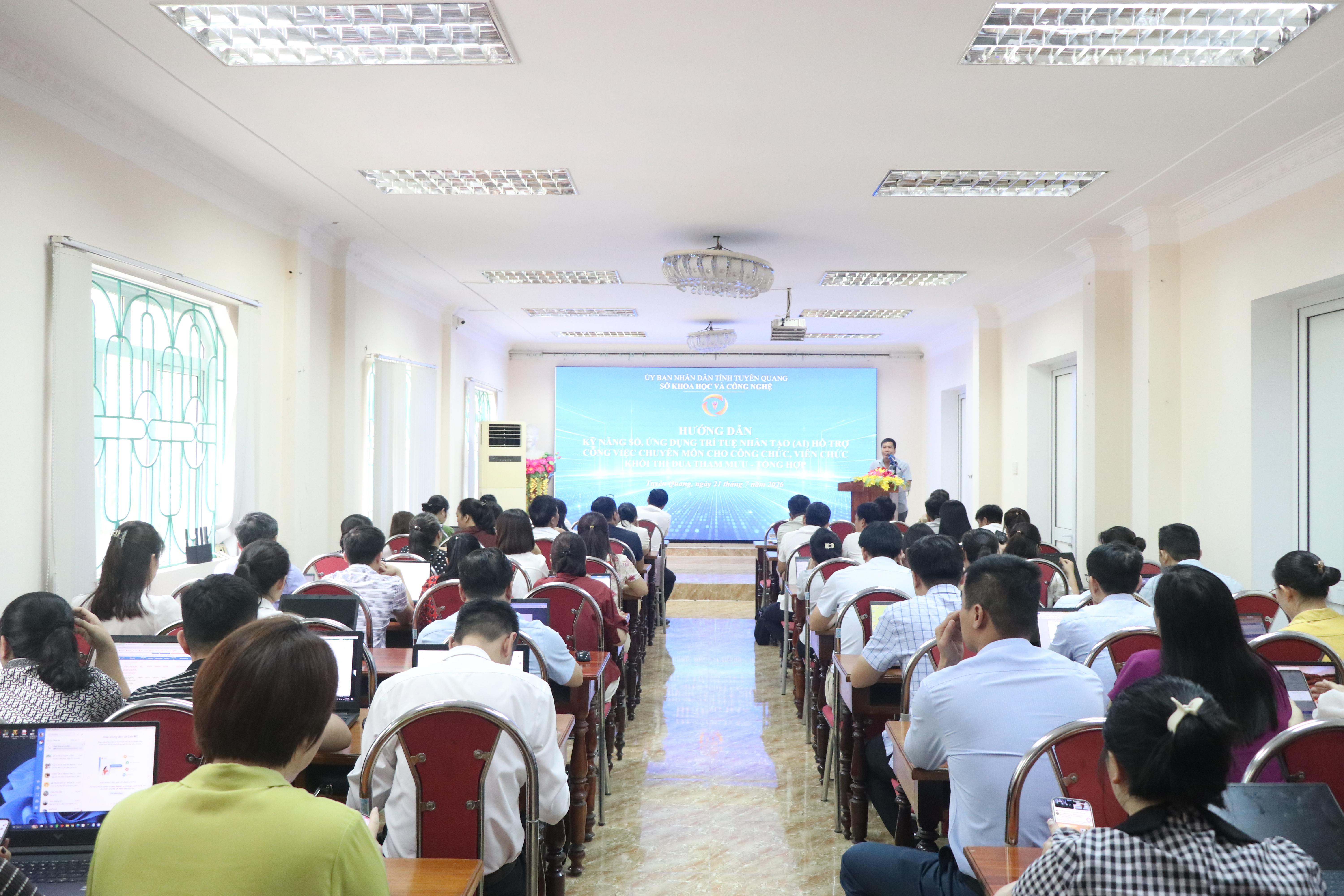 Hỗ trợ, hướng dẫn kỹ năng số, ứng dụng trí tuệ nhân tạo (AI) trong hoạt động công vụ cho các cơ quan khối thi đua Tham mưu - Tổng hợp