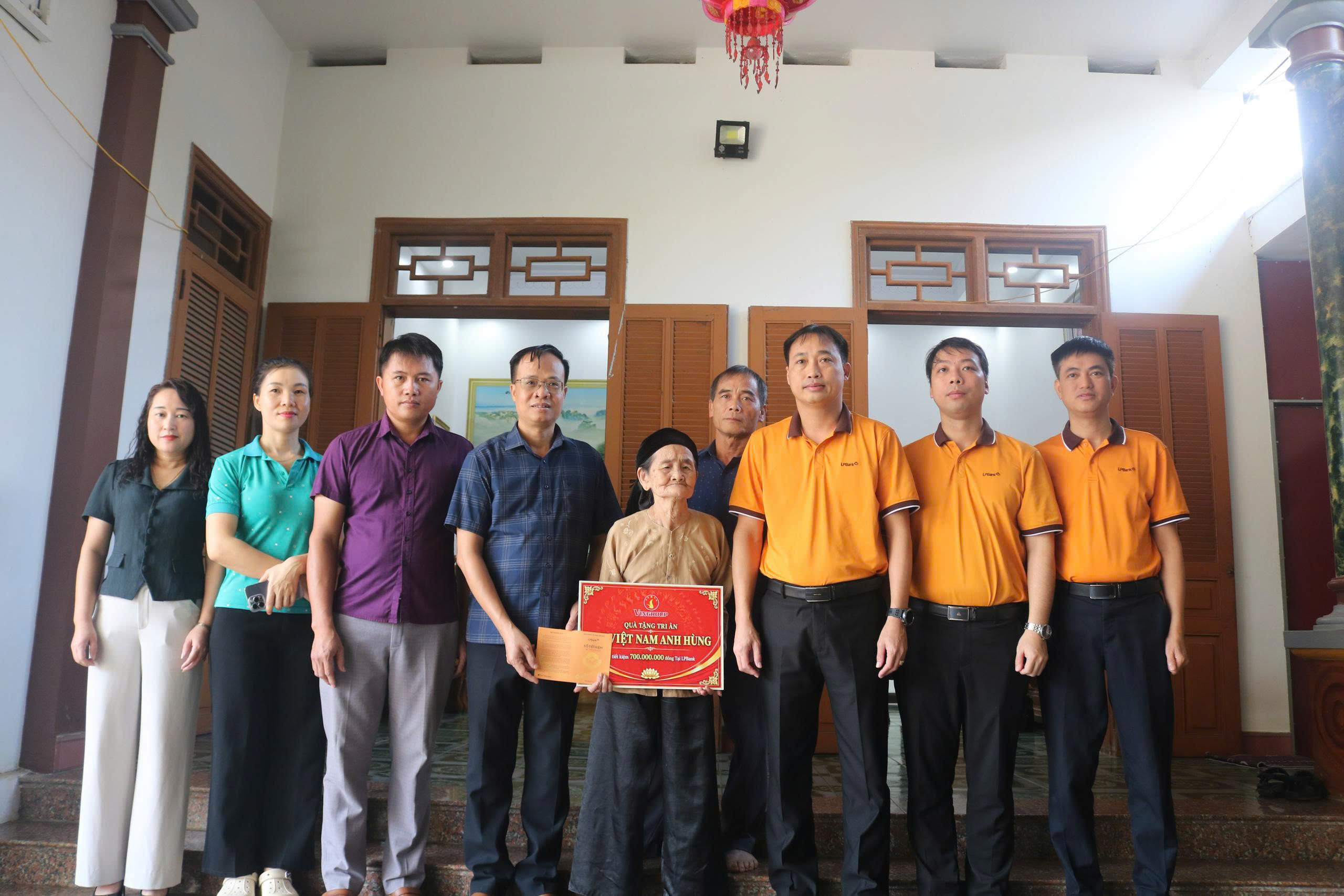 Quỹ Thiện Tâm (Tập đoàn Vingroup) phối hợp với Ngân hàng Thương mại cổ phần Lộc Phát (LPBank)trao sổ tiết kiệm tri ân Mẹ Việt Nam Anh hùng Tình Thị Lộc